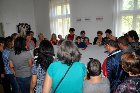 R�d is sz�ks�g van - gy�gyn�v�ny ismertető - R�d is, r�m is sz�ks�g van!

J� volt megtapasztalni, hogy R�D IS, r�m is �s mindannyiunkra SZ�KS�G VAN, nem vagyunk feleslegesek �s egy�tt tudunk  tanulni, dolgozni, j�tszani, seg�teni, besz�lgetni. Egy�tt lenni j�! Sőt m�g a falat is jobban esik, ha egy�tt vagyunk. 
2017 szeptember 13-�n t�bb mint 40-en gyűlt�nk �ssze az ikafalvi művelőd�si otthonban, hogy folytassuk a R�D IS SZ�KS�G VAN!  projekt k�vetkező szakasz�t. D�lut�n 4 �rakor fogadtuk a 'hőseinket', a speci�lis ig�nyekkel, fogyat�kkal �lő kis �s nagyobb testv�reinket k�s�rőikkel, sz�leikkel egy�tt. Regisztr�l�s ut�n a foglalkoz�s k�sz�nt�ssel, ismerked�ses �s csapat�p�tő �sszehangol� j�t�kkal kezdőd�tt vid�m hangulatban.

https://www.kezdi.info/documents/kezdi_info_document_4301.jpg

Az �risz h�z munkat�rsa, Egyed Edit, előad� j�volt�b�l Isten patik�j�ban, a gy�gyn�v�nyek vil�g�ban barangoltunk. A gy�gyn�v�nyek sz�lesk�rű �s alapos ismerője �s gyűjtője kitűnő pedag�giai tapintattal mag�val ragad� interakt�v foglalkoz�st tartott. Rengeteg sz� esett a term�szet k�zeli gy�gyn�v�nygyűjt�s �s a vel�k val� gy�gy�t�s j�t�kony hat�sair�l. Sok-sok ismeretet szerezhett�nk a t�m�val kapcsolatosan: mit, hol, hogyan gyűjts�nk, mi mire j�. Volt j�t�k k�pekkel, le�r�sokkal, szagl�s, tapint�s, �zlel�s alapj�n val� felismer�ssel. Volt k�zműves foglalkoz�s: krist�lytiszta befőttes �vegekbe gy�gyn�v�ny kever�ket raktunk te�nak. Csipk�vel, zsin�rral d�sz�tett�k az �vegeket �s sz�nes pap�rral, szalaggal k�t�zt�k le. Mindenki k�sz�thetett mag�nak �s aj�nd�koz�sra is.

Kellemes �s hasznos, hangulatos, illatos �s �zletes tev�kenys�g volt, mert k�zben lehetett fogyasztani te�t, s�tem�nyt, gy�m�lcs�t.

https://www.kezdi.info/documents/kezdi_info_document_4300.jpg

Az �sszej�vetel szeretetvend�gs�ggel z�rult. K�sz�nj�k, hogy a Sepsiszentgy�rgyi Kereszty�n Diak�nia, �risz h�z, seg�lyszervezeteivel, a sv�jci Heksel �s a Diak�nia Astriaval ism�t t�mogatt�k rendezv�nysorozatunkat!

Nagyol�h Ilona, nyugd�jas tan�t�nő
