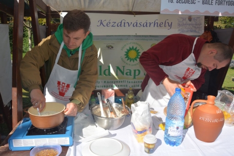 Kézdivásárhelyt népszerűsítették az Aquarius - A borvíz ünnepén - Zöld Nap Egyesület partnerségben a kézdivásárhelyi Turisztikai Információs Irodával első alkalommal nevezett be a Sepsiszentgyörgyön megrendezett borvizes palacsintasütő versenyre. Ők voltak az egyetlen fiúcsapat a vetélkedőben, s ha már így alakult akkor a mércét is magasra tették: egy spanyol recept szerint dolgoztak amit Gema Puerma Castillo volt EVS önkéntestől tanultak el. A rendezvényen készült fotókat megtekinthetik itt.
Az október elsején megrendezett eseményen tizenkét csapat méretkezett meg finomabbnál finomabb borvizes palacsintával. A túlnyomó részt háromszéki csapatok számos különlegességgel készültek, hisz volt ott gluténmentes, cukor nélküli, alma töltelékkel felszolgált palacsinta is. A kézdivásárhelyi csapat palacsintájának töltelékét tejberizs, keserű csoki, barna cukor, narancs és citromhéj alkotta, a masszát pedig spanyol recept alapján készítették el a tejet kicserélve fortyogói ásványvízzel. Kézdivásárhely-Fortyogófürdő nevet viselő csapatot Dósa Csaba a céhes városi Turisztikai Információs Iroda alkalmazottja, Ráduly Attila a Zöld Nap Egyesület elnöke, Balázs Attila pénztáros és Szabó Attila a szervezet titkára alkotta. A fiúk igazi élményekkel gazdagodva térhettek haza.
A több főből álló zsűri nem csak az édességet pontozta, fontos szempont volt a tálalás, ki hogyan rendezte be a standját, hogy milyen ízű palacsinták készültek.
Fotó: Ráduly Attila