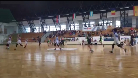 Orsz�gos felnőtt női Liga 1 kos�rlabda siker - győz�tt Kolarevic Ljubomir csapata KSE - Kolozsv�r-i Egyetem 65-57 - Győzelemmel mutatkozott be hazai p�ly�n a KSE csapata az orsz�gos felnőtt női Liga 1 első fordul�j�ban. L�tv�nyos hazai rohamokkal indult a t�lak�z�, �m az első kosarat m�gis a kolozsv�riak dobt�k. Igaz akkor vezettek elősz�r meg utolj�ra a tabell�n, mert a hazai csapat �tvette az ir�ny�t�st �s az első negyed v�g�re 6 pontos előnyh�z jutottak.

A m�sodik negyedben tov�bbra is a szezoneleji pontatlans�g, g�lszeg�nys�g volt jellemző mindk�t r�szről, Kolarevic mester tan�tv�nyai uralt�k a mezőnyt, sz�pen sz�v�gett�k az akci�ikat, �m t�bbsz�r is t�l k�nnyed�n hagyt�k ki a ziccereket, �gy a kolozsv�riaknak siker�lt j�t�kban maradniuk.

Nagysz�net ut�n v�ltozott a j�t�k k�pe, felp�rg�tt a ritmus mindk�t r�szről �s a vend�gek a kos�r alatti j�t�kban meg�ll�thatatlannak bizonyul� Orb�n Nikolett vez�nylet�vel felz�rk�ztak, de szerencs�re a Sepsiszentgy�rgy-i ISK-t�l frissen igazolt Kov�cs Kincső h�rom egym�s ut�ni rendk�v�l hasznos kosar�val siker�lt megtartani az 5 pontos előnyt az utols� negyedre.

Az negyedik felvon�s nagyon kiegyens�lyozott volt, a vend�gekn�l Salatioan Roberta, m�g a hazaiaknak Csurulya Helega kosarai sz�rakoztatt�k a k�z�ns�get.

A KSE-n�l rendk�v�lien hat�kony teljes�tm�nnyel rukkolt elő Voloncs Orsolya aki 18 pontot �rt el �s 100%-osan dobta a 3 pontosokat (3 pr�b�lkoz�sb�l 3 ment be) �s a k�t pontos pr�b�lkoz�saib�l is csup�n egy maradt ki.

KSE - Kolozsv�r-i Egyetem 65-57 (13-07; 13-11; 19-22; 20-17)

KSE: Debreczi 10, Voloncs 18(3�3), Csurulya 15(2�3), Bartok 2, Holinka 6p, Kov�cs 8p, Biszak 4p, Incze 2p, Csiki, Istok, Boloni , Czimbalmos. Edző Kolarevic Ljubomir.

U CLUJ: Morar, Orb�n 24p, Bot 6(1�3), Saatioan 13p, Moldovan 5p, Anca, Parau, Irimes, Topan 9(1�3)p, Muresan. Edző: Popa Carmin

A k�vetkező fordul�ban november 1-�n a KSE Nagyv�radra l�togat, ahol a helyi Egyetem csapata feljut�si �lmokat d�delget, �s ez okb�l nemr�g igazolt k�t amerikai j�t�kost a keret�be.
