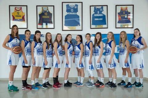 KSE női kos�rlabda felnőtt Orsz�gos Bajnoks�g győzelem az FCC ICIM 2 Araddal szemben - Hossz� 3 napos kisz�ll�sra utazott a KSE női felnőtt csapata a h�tv�g�n. A klub a szűk�s anyagi keretek miatt k�nytelen volt ezt a hossz� kisz�ll�st �sszehozni �s egy utaz�ssal lej�tsszon h�rom m�rkőz�st.

Vas�rnap d�lben ker�lt sor a felnőtt női Liga 1 OB harmadik fordul�b�l elmaradt m�rkőz�sre amelyre az aradi Sportcsarnokban ker�lt sor az ICIM m�sodik csapata ellen.

A vend�gcsapat kezdte jobban a első negyedet �s vezetett a tabell�n, �m a hazaiak a negyed v�g�re ford�tani tudtak. A m�sodik negyedtől a sz�kely l�nyok kez�kbe vett�k az ir�ny�t�st �s a bombaform�ban j�tsz� Csurulya Helga vez�nylet�vel a nagysz�netre 7 pontos (34-27) előnyre tettek szert. A harmadik negyed is hasonl�k�ppen zajlott, a l�nyok magabiztosan j�tsztak �s �gy a negyedv�g 14 pontos vend�g vezet�ssel z�rult. Minden jel arra mutatott, hogy sima vend�g győzelem sz�letik. Egy kiss� kor�n dőltek h�tra fiatal l�nyk�ink, mert a rutinos első oszt�lyban is j�tsz� j�t�kosokkal felturb�zott aradiak nem adt�k fel �s sz�p lassan kezdt�k lefaragni a h�tr�nyukat. Debreczi Iring� 5 perccel a v�ge előtt ki�ll�t�s sors�ra jutott, �gy a v�gj�t�k rendk�v�l izgalmasra sikeredett. 16 m�sodperccel a v�ge előtt m�g 4 pont volt a vend�g előny, de a hazaiak ezt is behozt�k a v�g�re 1 pontra.
Meg szerencs�re a hazaiak utols� 3 pontos dob�sa a dudasz� ut�n ment be, �gy �pp hogy �sszej�tt a siker.

Nagy gratula l�nyok, remek m�rkőz�st j�tszottatok.

A l�nyok h�tfőn 11:30-kor Temesv�ron jatsz�k a 4-ik fordul�t, majd szerd�n 10 �rakor ism�t Aradon vend�geskedik, ahol lej�tsz�k a visszav�g� m�rkőz�st is.

FCC ICIM 2 ARAD - KSE 70-71 (21-19; 06-15; 11-18; 32-19)
KSE: Debreczi 8p, Voloncs 8p, Bolon i 5(1�3)p, Bartok 2p, Czimbalmos, Holinka 12(2�3)p, Csurulya 20(5�3)p, Istok, Kovacs 7p, Biszak 9, Csiki, Incze.