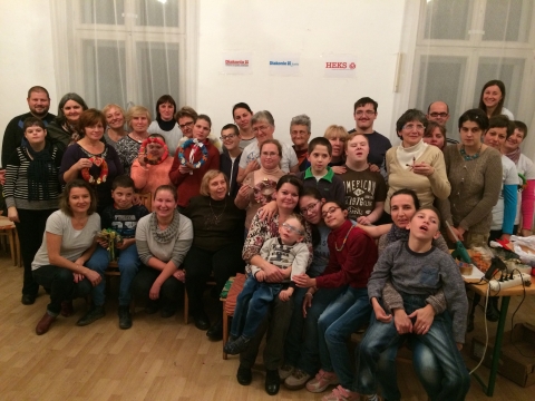 R�d is sz�ks�g van rendezv�ny - Ikafalv�n: Minden�nk megvan keny�r, j�t�k, sz�p sz�, � - Nagyon sz�p, tartalmas �sszej�vetel-d�lut�n volt 2017. november 15.-�n az ikafalvi művelőd�si otthon imaterm�ben. �jra �sszegyűlt a lelkes a 40-50 fős k�z�ss�g�nk, a R�D IS SZ�KS�G VAN 'csal�dunk' apraja, nagyja.

�Alig v�rtuk, hogy j�jj�nk ism�t!�,  �Itt olyan mintha egy nagycsal�d lenn�nk!�, �F�j a l�bam, de nem maradtam otthon.�, �Itt mindig olyan j�l telik, nagyon j� veletek.� Ilyen �s ehhez hasonl� mondatok r�pk�dtek a meg�rkez�s perceiben.

Munkat�rsi csapatunk �s vezetője Bard�cz T�mea sz�p megh�v�val �s elők�sz�t�ssel tett arr�l, hogy ne okozzunk csal�d�st ez�ttal sem.                                                                       
A vid�m, motiv�l� k�sz�nt�s ut�n mozg�sos, m�k�s j�t�kok k�vetkeztek, melyet B�l�ni Cecilia vezetett. Az első nemcsak a mozg�st, de a mem�ri�nkat is �l�nk�tette: ki volt az als�, felső, futballista, f�nyk�p�sz, buliz� szomsz�dunk� Rajzoltunk h�zat is, ajt�val, ablakkal, k�m�nnyel, csukott szemmel. N�gy fős csapatmunka volt. Elemezt�k a 'műalkot�sokat' �s meg �llap�tottuk melyik k�sz�lt őszint�n �s melyik egy kis huncuts�ggal.

Nagyon �rdekes volt a 40 �s valah�ny mondatos mese, amit a j�t�kvezető ind�tott el a n�pmes�k 'Hol volt,hol nem volt...' mondat�val �s folytat�dott. Mindenki hozz� kellett tegyen egy-egy mondatot. Bej�tt a k�pbe a medve, (aktu�lis), farkas, r�ka, de a kutya, ty�kok, sőt Piroska, nagymama �s a vad�sz is. �s j�l v�gződ�tt a sz�beli mese, de folytat�dott tettekben. A 'mesehős�k' (a speci�lis ig�nyekkel �lők), �s sz�leik, k�s�rőik a seg�tő munkat�rsakkal sz�p, sz�nes ajt�d�szeket, kopogtat�kat, finom, bolyhos dr�tocsk�kra gy�ny�rű gy�ngyszemekből csillagokat fűztek, var�zsoltak, hogy beragyogj�k az angyalok �tj�t �s r�tal�ljanak a d�szes ajt�kon t�li nyitott sz�vekre, amelyek k�szek befogadni �s adni a f�nyt, a szeretetet. 
A j� t�nd�rek gondoskodtak finom falatokr�l. J� Aty�nk mindent megadott nek�nk, kenyeret, j�t�kot, sz�p sz�t, csillagot �s �tmutat�st arra, hogy hogyan �lj�nk: t�rekedj�nk minduntalan a j�ra, sz�pre, seg�ts�gad�sra, elfogad�sra, szolg�latra.  Sz�p munka volt! K�sz�net a t�mogat�knak, mint Mih�ly M�rt�nak �s B�l�ni Borb�l�nak a finom h�zi s�tem�ny�rt. K�sz�net a lelki-, szakmai- �s anyagi t�mogat�s�rt a Diak�nia Kereszty�n Alap�tv�ny Sepsiszentgy�rgyi Fi�k, �risz h�znak, a sv�jci HEKS-nek, valamint az osztr�k Diakonia Austria seg�lyszervezetnek. 

Nagyol�h Ilona, nyugd�jas tan�t�nő