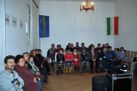 T�r�korsz�ggal ismerkedtek az Ikafalviak - Szeret�nk oda j�rni ahol valami sz�p, j�, �rdekes dolog t�rt�nik. Ikafalv�n az id�n is beindult a teaest�k sorozata.

Visszapillantva az idei �vadra, okt�berben V�ntsa Judith, a k�zdiv�s�rhelyi v�rosi k�nyvt�r igazgat�nője tartott nagyon �rt�kes előad�st az olvas�sr�l. Most is beleborzongok mikor arra gondolok, hogy mily csod�latos dolog megtanulni olvasni, elnyerve ez�ltal a kulcsot a vil�g megismer�s�hez. Emberi minős�g�nk nagyban f�gg att�l,hogy mit �s mennyit olvasunk. Majd Raff R�bert berecki lelkip�sztor előad�sa k�vetkezett �ld�s �s �tok az �let�nkben c�mmel, ahol �let�nk h�t fő �letter�let�t vizsg�ltuk meg c�mben megjel�lt szempontokat figyelembe v�ve. Mes�s estben volt r�sz�nk nemr�g amikor Szab� Melinda meseterapeuta �s csapata k�l�nb�ző n�pek mes�iből v�logatva bemutatta az emberi �let szakaszait a sz�let�stől az elm�l�sig.

A sorozat negyedik teaestje 2017. november 29-�n volt az Ikafalvi imateremben. A k�zdiv�s�rhelyi Z�ld Nap Egyes�let �s az Ikafalvi Reform�tus Egyh�zk�zs�g szervez�s�ben kis falunkba l�togatott a nagy T�r�korsz�gb�l Ayse B�sra Yilmaz �nk�ntes, hogy bemutassa orsz�g�t, sz�lőv�ros�t Istambult. Sz�nes f�ldrajzi, t�rt�nelmi, n�prajzi, turisztikai, kulin�ris bemutat� volt. Mindenből egy kis �zel�tő. A kis szőke, t�r�keny, temperamentumos t�r�k l�nyb�l �radt a vid�ms�g, a k�zl�kenys�g. Sz�mos �rdekes k�rd�st int�ztek hozz�, főleg a gyerekek, (pl. Mennyi ideig �p�lt az a hossz� h�d, ami �sszek�ti Eur�p�t �zsi�val?). Sz�ba ker�lt a t�r�k- magyar bar�ts�g, Kemal Atat�rk szerepe stb. Tartalmas, sz�p este volt. K�sz�nj�k.

Nagyol�h Ilona nyugd�jas tan�t�nő