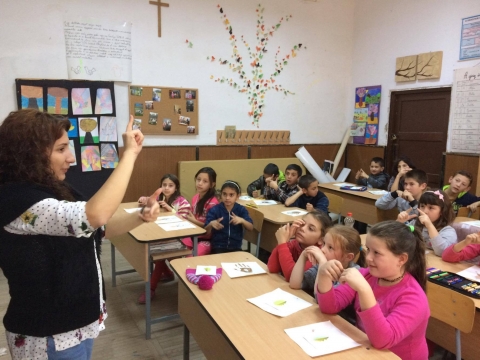 �ghajlatv�delmi Vil�gnapr�l a Z�ld Nap suliban - A Z�ld Nap Egyes�let csapata, az elm�lt napok Z�ld Nap sulis tev�kenys�gek�nt a k�zdikőv�ri, az albisi �s a k�zdiv�s�rhelyi di�kokkal k�z�sen az �ghajlatv�delmi Vil�gnapr�l eml�kezett meg. Az interakt�v tev�kenys�gek sor�n felh�vt�k a figyelmet bolyg�nk sebezhetős�g�re, a kl�mav�ltoz�s lass�t�s�nak fontoss�g�ra.  Az esem�nyen k�sz�lt fot�k megtekinthetőek a Facebook oldalon.

A vil�gnap �tlete a 350.org nevű nemzetk�zi kl�mav�delmi mozgalomt�l sz�rmazik - a sz�m az atmoszf�ra biztons�gos sz�n-dioxid-szintj�re utal, ami m�ra el�rte (sőt n�h�ny h�napban meg is haladta) a 390-et, �gy naponta szembes�l�nk a kl�mav�ltoz�s negat�v hat�saival: hős�ghull�mokkal, �rvizekkel, sz�razs�ggal, hirtelen időj�r�s-v�ltoz�sokkal. A k�l�nb�ző szeml�letform�l� j�t�kokkal a d�lut�ni tev�kenys�gekkel c�ljuk volt a Z�ld Naposoknak ismertetni a F�ld �s az �ghajlat v�delm�t, ugyanakkor k�l�nb�ző t�m�hoz kapcsol�d� feladatokat is megoldottak. Ezen feladatok seg�ts�g�vel sz�mos k�nnyen elsaj�t�that� praktik�t ismerhettek meg a di�kok. K�ztudott, hogy a k�rnyezetv�dő �letm�d, a z�ld szeml�let �s a h�tk�znapi dolgainkra val� odafigyel�s lass�tja az �ghajlatv�ltoz�st. Ebben a t�m�ban is megfigyelhető teh�t, hogy a k�rnyezetv�delem mindenki �gye, �s kis l�p�sekkel nagy dolgokat tehet�nk!

K�sz�nj�k a pedag�gusok egy�ttm�k�d�s�t. A tev�kenys�g az Eur�pai Uni� Erasmus+ programj�nak t�mogat�s�val val�sult meg.

Fot�: Isabel Fernandez �s Ayse B�sra Yilmaz