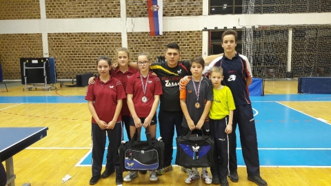 Eredm�nyes �vz�r� a pingpongoz�kn�l, �remszerz�s �jvid�ken - A k�zdiv�s�rhelyi Nagy M�zes Sportklub asztaliteniszezői �jvid�ken z�rt�k az idei �vet, ahol a rangos Butterfly �j�vi-kup�n l�ptek asztalhoz, k�zel 500 sportol�t�rsukkal egyetemben. A rangos mezőnyben montenegr�i, bosznia-hercegovinai, magyarorsz�gi �s rom�niai pingpongoz�k m�retkeztek meg.

A Kerekes Barnab�s edző vezette k�zdiv�s�rhelyi k�ld�tts�get Mike Bor�ka (U12-ben �s U14-ben is versenyzett), Papp Rebeka (U14), Ol�h Kriszta (U14), Medv�s Antal (U17), Chelmuș Ionuț (U12 �s U14) �s Canea-Kocsis Andr�s (U10 �s U12) alkotta. Mike Bor�ka sz�m�ra remek�l siker�lt a verseny, ugyanis korcsoportj�ban, U12-ben a dobog� m�sodik fok�ra �llhatott fel; ugyanez a brav�r Chelmuș Ionuțnak is siker�lt, ő harmadik lett ugyanebben a koroszt�lyban. A U10-es Canea-Kocsis Andr�s is j�l menetelt eg�szen a negyedd�ntőig, ahol a k�sőbbi győztes bosny�k ellenfele �ll�totta meg. Papp Rebeka �s Ol�h Kriszta is kijutott csoportj�b�l, a főt�bl�n az első k�rben k�nyszer�ltek b�cs�ra.

� J� tapasztalat volt ez sz�munkra, el�gedett vagyok, hogy eredm�nyesen tudtuk z�rni az �vet, kis pihen�s ut�n folytatjuk a munk�t, janu�r 4-�n m�r Budapesten, a Magyar Openen indulunk � nyilatkozta �rdeklőd�s�nkre Kerekes Barnab�s edző.

Forr�s: Bartha Zs�fia, hirmondo.ro