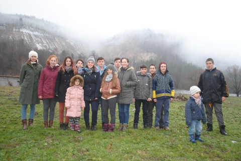 Istennel kezdt�k az �vet az ikafalvi fiatalok - Istennel kezdt�k az �vet az ikafalvi fiatalok

A konfirmandusok �s a l�nysz�vets�g tagjai t�li t�boroz�son vehettek r�szt - amely az Ikafalvi Reform�tus Egyh�zk�z�ss�g Diak�niai Bizotts�g�nak d�nt�se �rtelm�ben, a Stichting Werkgroep Oost-Europa anyagi hozz�j�rul�s�val ker�lt megszervez�sre - janu�r 3. �s 5. k�z�tt Tusn�df�rdőn. A t�bor jelszava egyről a kettőre jutni volt.

Szerda d�lut�n n�gy �rakor egy csapat gyerek gy�lekezett az ikafalvi templom előtt, mindannyiuk szem�ben ott volt a lelkesed�s. Nem tudt�k pontosan mi v�r r�juk, de abban biztosak voltak, hogy a Biblia nem hi�ba ker�lt a csomagok k�z�. A csapat egy kanyarg�s aut��t ut�n meg�rkezett Tusn�df�rdőre �s egy keskeny utc�ba �rve elfoglalta sz�ll�shely�t. 

A h�zba bel�pve az otthon melegs�ge fogadott benn�nket. �rezni lehetett Isten jelenl�t�t. Felemelő volt. Am�g mi, l�nyok a szob�inkat v�lasztottuk ki, a fi�k elmentek egyet f�rdőzni a tusn�df�rdői wellness f�rdőre. Amikor vissza�rtek, Pist�r�l mes�ltek. A t�rt�net v�g�t sajnos nem tudtuk meg, csak m�snap. Csengő jelezte a gy�lekezőt, vacsora k�vetkezett. Az est�t egy j�t�kkal z�rtuk, amiben a gonoszt kerest�k az angyalok �s a t�borlak�k seg�ts�g�vel. Ut�na nyugov�ra t�rt�nk.

M�snap kilenckor a csengő ism�t a gy�lekezőt jelezte. Reggeli ut�n tanultunk Istennel besz�lgetni. Pista t�rt�nete folytat�dott. Pista az az ember volt, aki a bar�tj�val mindenről besz�lt, ha ketten voltak, viszont idegenek jelenl�t�ben �gy tett, mintha nem is ismern� bar�tj�t. R�d�bbent�nk, hogy mi is sokszor ilyen Pist�k vagyunk, a legjobb bar�tunkkal, az Istennel ritk�n mer�nk m�sok előtt besz�lgetni. A t�rt�net ut�n korl�tainkat l�pt�k �t, hangosan adtunk h�l�t, vitt�k k�r�seinket hozz�. K�z�ss�get v�llaltunk. Csod�latos volt. A Bibli�t haszn�ltuk t�rk�pk�nt. Isten ig�j�t helyezt�k a sz�v�nkre, ami arra buzd�tott minket, hogy �r�lj�nk az �rban mindenkor �s t�rjuk fel k�r�seinket Őelőtte, mert az Ő b�kess�ge megőrzi sz�veinket �s gondolatainkat. 
A nap tov�bbi r�sz�ben a t�zparancsolatot boncolgattuk, �rtelmezt�k, k�zelebb hoztuk magunkhoz. Saj�t mondanival�t kerest�nk. Sz� volt az abortuszr�l is, hiszen az is a 'Ne �lj!' parancsolathoz tartozik. Szabadidőnkben csocs�ztunk, b�j�csk�ztunk, pihent�nk. Eb�d ut�n az Olt partj�n s�t�lva megfigyelt�k a term�szet sz�ps�geit. D�lut�n �jra egy�tt j�tszottunk. Magukb�l adtuk egy kis darabot, �ltala jobban megismert�k egym�st. Hobbyr�l, kedvenc sz�r�l besz�lt�nk. A szomor�s�gr�l, �r�mről, szenved�sről, boldogs�gr�l, �reged�sről mondtunk v�lem�nyt. R�vid sz�net ut�n pedig az �letreval�k c�mű filmet n�zt�k meg, valamint ism�t a gonosz keres�ssel z�rtuk a napot. 

P�nteken reggeli ut�n l�thatatlan sz�nh�zba vehettek r�szt a t�boroz�k, ahol �rz�kszerveikre hagyatkozva �rezhett�k �s hallhatt�k Isten �zenet�t. J�zussal tal�lkoztak, sőt levelet is kaptak tőle. D�lben �jabb imak�z�ss�get tartottunk. Egyre őszint�bbek voltunk egym�s előtt. A szerencs�s haza�rkez�st k�rt�k, a csod�s napokat k�sz�nt�k, egym�s�rt im�dkoztunk, a k�z�ss�g�rt.  A ki�rt�kelővel hivatalosan is v�g�t �rt a t�bor, a hazautaz�s k�vetkezett. A haza�t gyorsan eltelt. Szerencs�sen �s h�la /telt sz�vvel �rkezt�nk haza. Felejthetetlen �lm�ny volt! Minden bizonnyal minden t�boroz�nak siker�lt valamiben az egyről a kettőre jutni �s megtanultunk hangosan im�dkozni, sőt a legt�bben �let�kben elősz�r �ltek �t ilyet.

Dombi Anita Etelka, P�ncz�l Zenkő