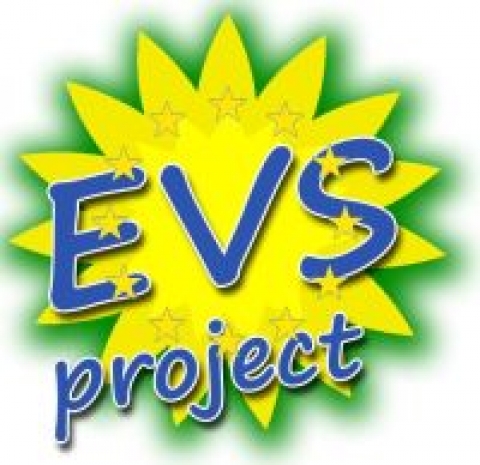 H�rom h�napos �nk�ntes lehetős�g Erd�lyben - megnyert projekt - Megnyert EVS p�ly�zat keret�ben a k�zdiv�s�rhelyi Z�d Nap Egyes�let 2018. nyar�n h�rom h�napra egy magyarorsz�gi �nk�ntest fogad. Olyan 18 - 30 �v k�z�tti fiatalt keres�nk, aki szereti a term�szetj�r�st, �rdeklődik a sport �s a k�rnyezetv�delem ir�nt, legal�bb alap szinten besz�l angolul, nem mellesleg szeretne h�rom h�napot egy vid�m, kreat�v �s befogad� k�z�ss�gben elt�lteni.

A projekt az Eur�pai �nk�ntes Szolg�lat keret�ben val�sul meg, az �nk�ntes fizet�s n�lk�l dolgozik, munk�j��rt cser�be viszont sz�ll�st, ell�t�st, nyelvoktat�st, szem�lyes seg�tőket, �s havonta egy kisebb �sszegű zsebp�nzt (70 eur�t) kap. K�ldőszervezet a kecskem�ti Nyitott Szemmel Egyes�let. 

Feladatok:

Klubok, előad�sok, f�rumok, rendezv�nyek, t�borok szervez�se
�nk�ntess�get n�pszerűs�tő előad�sok, besz�lget�sek iskol�kban
Nemere �tja z�ld�tvonal fejleszt�se
inform�ci�s anyagok �ssze�ll�t�sa
a szervezet �s a helyi programok n�pszerűs�t�se. 
Az �nk�ntesnek v�ltozatos feladatai lesznek, sz�mos tanul�si lehetős�ggel, illetve lehetős�ge lesz kreativit�s�t is haszn�lni. Belel�that egy civilszervezet műk�d�s�be, sőt alak�thatja is azt! Az �nk�ntes 6 �r�t tev�kenykedik egy nap, a h�t 5 napj�n. Hetente 2 szabadnapban, tov�bb� havonta plusz kettőben r�szes�l. A leendő �nk�ntes az Erasmus+ EVS programj�nak keret�ben a szok�sos juttat�sokat kapja, sz�ll�s, havi zsebp�nzt �s �tkez�si hozz�j�rul�st (120 eur�/h�). Az utaz�st szint�n 100%-ban t�r�ti a program, e mellett teljesk�rű CIGNA biztos�t�sa is lesz!​​ 

A jelentkezőktől �n�letrajzot �s motiv�ci�s levelet v�runk, ut�na Skype-interj�t k�sz�t�nk a kiv�lasztott jelentkezőkkel. Jelentkez�si hat�ridő: min�l előbb, de legk�sőbb febru�r 10.-ig, (�jf�l). Ha felkeltett�k �rdeklőd�sedet, k�rj�k, jelentkezz a Z�ld Nap Egyes�let el�rhetős�gein: +40766.611066, office@zoldnap.info

A projekt megval�sul�s�t az Eur�pai Uni� t�mogatja.