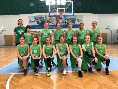 U12-es l�ny SZNB kos�rlabda eredm�nyek K�zdiv�s�rhelyen - U12 l�ny SZNB eredm�nyek a m�sodik fordul�ban K�zdiv�s�rhelyen

10:00 Sepsi SIC - Sepsiszentgy�rgy-i ISK 39-15
11:00 K�zdiv�s�rhely - Gyergy�szentmikl�s 20-18
12:00 Gyergy�szentmikl�s - Sepsiszentgy�rgy-i ISK 27-35
13:00 K�zdiv�s�rhely - Sepsi SIC 9-54

T�bl�zat �ll�sa a m�sodik fordul� ut�n 
1. Sepsi Sic 8 p (4 m�rkőz�s )
2. Sepsi ISK 5 p (4 m�rkőz�s )
3. K�zdiv�s�rhely 4 p (4 m�rkőz�s )
4. Cs�kszereda 2p (2 m�rkőz�s )
5. Gyergy�szentmikl�s 1p (2 m�rkőz�s )

A k�pen a listavezető Sepsi SIC csapata