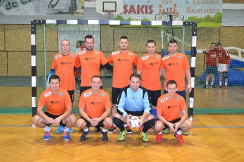 Farkas Istv�n Eml�kserleg negyedszer - Sepsiszentgy�rgyről, Ojtozb�l, L�cfalv�r�l, Ozsdol�r�l, Gelenc�ről, Hilibből, Csern�tonb�l �s K�zdiv�s�rhelyről 12 minifoci csapat �rkezett a Farkas Istv�n egykori sportvezező eml�k�re megszervezett teremfoci bajnoks�gra a c�hes v�ros sportcsarnok�ba. A sz�nvonalas , sportszerű k�zdelmeket megkoron�zta az a nosztalgiam�rkőz�s, amelyet Farkas Istv�n csapatt�rsai, tanitv�nyai �s bar�tai j�tszottak a csoportm�rkőz�sek ut�n.

A bajnoks�g v�g�n okleveleket �s kup�kat vihettek haza a legjobb csapatok, amelyeket Farkas Levente, az egykori sportiroda vezető fia adott �t a győzteseknek.

Eredm�nyek:
I . Aquaris - Sepsiszentgy�rgy 
II. Screw Bolt - Csern�ton 
III . Triastes - Sepsiszentgy�rgy 
IV. Komoly Csorr�k - Gelence

https://www.facebook.com/kezdisport/posts/2086130428070171
