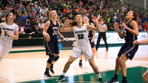 Dartmouth College győzelem L�n�rt Paul�val a Cornell csapat�val szemben: 55-40 - �jabb fordul�t j�tszott a Dartmouth College csapata az IVY league-ben p�nteken este hazai p�ly�n. Ez�ttal a Cornell volt az ellenf�l. K�t nagyon j�l v�dekező csapatot lehetett l�tni a parkett�n, �gy viszonylag kev�s kos�r sz�letett.

Az első negyed kiegyens�lyozott, volt azt�n a 'Big Green' (ez a Darthmouth beceneve) a kitűnő dob�formab�n j�tsz� Andi Norman 18p (6 db 3 pontos tal�lat a feldobott 7-ből) vez�nylet�vel sz�p lassan elh�zott a tabell�n. L�n�rt Paula cserek�nt lepett p�ly�ra, 16 perc lehetős�get kapott, amit a tőle megszokott kitűnő v�dő j�t�k�val h�l�lt meg. Neve mell� k�t lepattan�t, 1 asistot, 1 szerzett labd�t �s 1 pontot jegyeztek. A t�bl�zatban a Darthmouth a 4-ik helyet foglalja el. Szombat este a Darthmoth ism�t hazai k�z�ns�g előtt j�tszik a New York-i Columbia egyetem csapat�val.

http://www.dartmouthsports.com/ViewArticle.dbml?DB_OEM_ID=11600&ATCLID=211695543