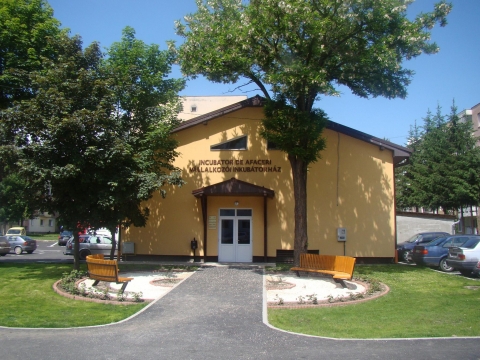 P�ly�zati t�j�koztat� - Kedves V�llalkoz�k!

Mivel hamarosan �jraindul a műk�dő mikro-v�llalkoz�sokat t�mogat� p�ly�zati program (Region�lis Operat�v Program-2.1.A Mikro-v�llalkoz�sok), arra gondoltunk, hogy egy k�tetlen besz�lget�s keret�ben megn�zhetn�nk a p�ly�zati ki�r�s v�rhat� krit�riumait, a t�mogatott tev�kenys�geket, valamint azt, hogy mi a p�ly�zat lead�s�nak, elb�r�l�s�nak, kivitelez�s�nek �s elsz�mol�s�nak menete. 

A besz�lget�st k�tetlenre tervezz�k, ahol b�tran lehet k�rdezni, konkr�t p�ly�zatos probl�m�kat felvetni.
Helysz�n: V�llalkoz�i Inkub�torh�z, K�zdiv�s�rhely, Szabads�g u., 8/a.
Időpont: 2018, febru�r 15., 18.00 �ra
A r�szv�tel ingyenes, előzetes bejelentkez�s sz�ks�ges.

Előzetes bejelentkez�s: https://docs.google.com/forms/d/e/1FAIpQLSc--gSEpuSqwfv9_UmgDKxmjuC2GvA613LCPeZQL9jZV-y5sw/viewform

Szeretettel v�runk Mindenkit!
Szervezők:K�zdiv�s�rhely �s K�rny�kbeli V�llalkoz�k Egyes�lete valamint a TETRAFOR kft.