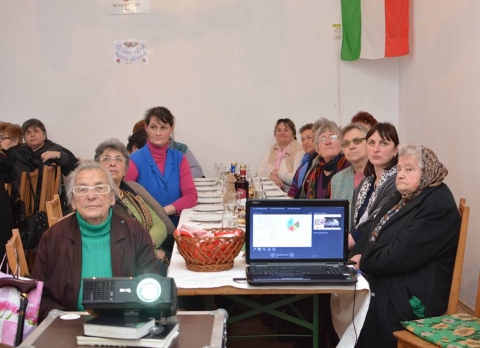 Andal�zia az ikafalvi �s mik�ujfalusi nőszővets�gi tal�lkozon - 2018. febru�r 18-�n az Ikafalvi Reform�tus Nősz�vets�g megh�v�s�nak eleget t�ve Ikafalv�ra l�togatott a Z�ld Nap Egyes�let csapata a nemzeti estek sorozat�t folytatva. Ez�ttal Spanyolorsz�g, Andal�zia r�gi�j�val ismerkedhettek meg az ikafalvi valamint a mik��jfalusi nősz�vets�gi tagok. Az esem�nyen k�sz�lt fot�k megtekinthetők az egyes�let Facebook oldal�n.

A fent eml�tett napon bar�ti tal�lkoz�t tartottak a k�t egyh�zk�zs�g nőtagjai a mik��jfalusi reform�tus lelkip�sztor vezet�s�vel. Az �hitat ut�n Isabel Maria Fernandez, spanyol EVS �nk�ntes vet�tett k�pes előad�s seg�ts�g�vel mutatta be sz�rmaz�si hely�t. A vet�tett k�pekkel, kisfilmekkel tark�tott előad�sban előbb az orsz�g t�rt�nelm�ről sz�lt r�viden, majd Andal�zia t�rs�get mutatta be a Don`t trash our future projekt spanyol �nk�ntese. Isabel k�l�n kit�rt a tartom�ny nev�re is ami a k�z�pkori arab m�r megsz�ll�k �ltal l�trehozott �llam, al-Andal�sz nev�ből sz�rmazik. Az orsz�got 800 �ven �t a m�rok uralt�k, gazdak arhitektur�lis nyomokat hagyva maguk ut�n. Ezt k�vetően a gasztron�mi�ra, a műv�szetre, a sportra �s a politik�ra is kit�rt. Ugyanakkor megtudhattuk azt is, hogy az andal�zok nagyon gyorsan besz�lnek, t�bb hangot nem, vagy nem �gy ejtenek ki, mint ahogy a művelt k�znyelvben. Az előad�sban helyet kaptak a k�l�nb�ző alkoholos k�l�nlegess�gek �s a h�sv�ti �nneps�gek is. A t�bb mint egy �r�s interkultur�lis estet Derzsi Katalin a szervezet tagja tolm�csolta, mely a spanyol t�lt�tt t�sztabatyuk azaz empanadas megkostol�s�val, valamint az ikafalvi nők �ltal elk�sz�tett vacsor�val �s finomabbn�l finomabb h�zi s�tem�nyek elfogyaszt�s�val z�rult. Az est alkalmat adott a k�t gy�lekezet tagjainak, hogy jobban megismerhess�k egym�st.
A Z�ld Nap Egyes�let k�sz�ni a megh�v�st az ikafalvi reform�tus nősz�vets�g vezetős�g�nek.

Szerző: Derzsi Katalin

Fot�: R�duly Attila