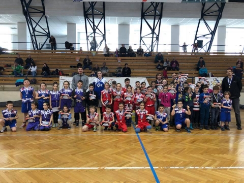 Sportiroda kupa - első Bereck csapata - Vas�rnap d�lelőtt zajlott a polg�rmesteri hivatal szervez�s�ben a Sportiroda kupa amelyre n�gy csapat nevezet. A k�zdelem a k�rny�k kis-kosarasainak szolt �s nagyon kiegyens�lyozott csat�kat hozott, sokszor alig 1 ponton m�lt a győztes csapat kil�te.

A torna v�gső győztese a Minescu J�nos �ltal vez�nyelt Bereck csapata lett, megelőzve Gelence (edző Debreczi iring�), Kov�szna (edző Gazda Szil�rd) valamint Ozsdola / KSE (edző Csutak Andr�s) csapatait. K�sz�net j�r Kocsis Zolt�nnak a rendez�s�rt, valamint a sz�lőknek akik elk�s�rt�k �s lelkesen biztatt�k a kis kosarasokat.