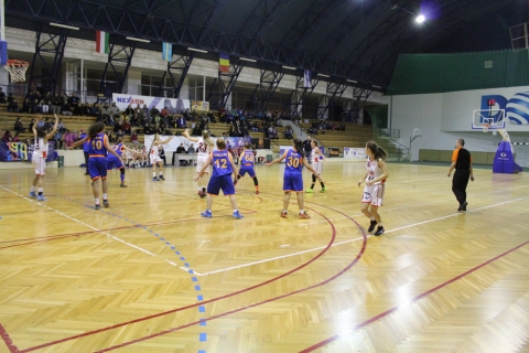 2018-as első f�l�vi sport, �s a 2018-as eg�sz �ves kultur�lis p�ly�zatok t�mogat�sa - K�zdiv�s�rhely Helyi Tan�cs�nak kultur�lis- �s sportbizotts�ga p�nteken, 2018. m�rcius 23-�n hat�rozott a 2018-as első f�l�vi sport, �s a 2018-as eg�sz �ves kultur�lis p�ly�zatokr�l. Kult�r�ra 60 ezer lejt, sportra 100 ezer lejt k�l�n�tettek el. A felh�v�sra 14 sport- �s 33 kultur�lis p�ly�zat �rkezett, az ig�nyelt �sszeg a kult�r�n�l szinte 200 ezer lej, a sportn�l k�zel 400 ezer lej volt. 

A Bik�k hoki egyes�let 15.000 lejt kapott az U10-es csapat felk�sz�t�s�re �s versenyen val� r�szv�telre, a KSE kos�rlabda szakoszt�lya 40.000 lejből gazd�lkodhat az első f�l�vben. Ezt az �sszeget a nemzeti bajnoks�g első lig�s m�rkőz�sein val� r�szv�telre ford�tj�k. A KSE j�gkorong szakoszt�lya 10.000 lejt kap, ebből az U8-as csapatot k�sz�tik fel, a KSE műkorcsolya szakoszt�ly�nak, a szak�g fejleszt�s�hez, 16.800 lejt �t�ltek a bizotts�g tagjai. Nagyobb t�mogat�sban r�szes�lt m�g a B�bor SC judo egyes�let (5000 lej), a KSE teke szakoszt�lya (3000 lej), valamint a Dobolyi Alad�r asztalitenisz sportklub (4000 lej). Kisebb �sszeget nyert a Budo Klub (1400 lej), a KENDU Egyes�let (1000 lej), a KSE judo �s karate szakoszt�lya (1000�1000 lej), a KSE r�di�amatőr�k (1000 lej), a KSE ker�kp�r szakoszt�lya (300 lej) �s a K�zdiv�s�rhelyi Ifj�s�gi Szervezet teqball tev�kenys�ge (500 lej).

A kultur�lis p�ly�zatokn�l id�n a legnagyobb t�mogat�st a Free Frog�s Riders motorosfesztiv�lja kapta, ők 7000 lejből gazd�lkodhatnak. 5000 lej ment a Pro Cantus Egyes�letnek, akik gy�ngy�si turn�ra p�ly�ztak, tov�bbi 4000 lejt k�lthetnek a XXIV. k�rusfesztiv�lra. A Rockkar�csony Egyes�let 4000 lejt nyert, 4500 lejt kapott a C�hmesterek Unok�i Egyes�let egy nemzetk�zi f�v�s �s mazsorett fesztiv�l szervez�s�re, a mezők�vesdi v�rosnapokon val� r�szv�telre tov�bbi 3000 lejt. Szint�n 3000 lejt �t�ltek oda a Flagellum Dei Motoros Klubnak, a KreaKids St�di�nak, a Pro Schola Egyes�letnek, valamint a Sz�kely Virtus Hagyom�nyőrző Egyes�letnek. 2000 lejes t�mogat�sban r�szes�ltek a Csom�pont, az Incitato �s az Egyenlő Es�lyek�rt egyes�letek. 

Ezen fel�l tov�bbi 17 egyes�let vagy alap�tv�ny p�ly�zata r�szes�lt t�mogat�sban.

Fot�: L�n�rt Adolf