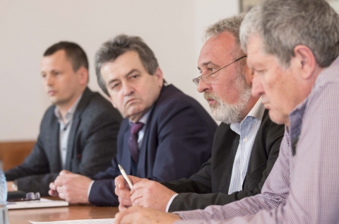 Meg�jul a k�zdiv�s�rhelyi k�rh�z seb�szeti oszt�lya - Bokor Tibor polg�rmester Simion Crețu, a K�zponti Region�lis Fejleszt�si �gyn�ks�g igazgat�ja t�rsas�g�ban 2018. m�rcius 28-�n, szerd�n al��rta a k�zdiv�s�rhelyi k�rh�z seb�szeti oszt�ly�nak fel�j�t�s�r�l sz�l� finansz�roz�si szerződ�st. Amellett, hogy a t�bb mint 100 �ves �p�let k�v�l �s bel�l is meg�jul, n�velik annak energiahat�konys�g�t. A projekt �ssz�rt�ke k�zel 3 milli� lej, �s 2019 december�ig k�sz�l el.

Bokor Tibor fontos pillanatnak nevezte a szerződ�s al��r�s�t, hiszen ezzel a beruh�z�ssal nem csak rendbe tesznek egy omladoz�, r�gi �p�letet, hanem a fűt�s- �s vil�g�t�rendszer meg�j�t�s�val, a fotovoltaikus elemek haszn�lat�val cs�kkentik az int�zm�ny k�lts�geit, amely az orvosi szolg�ltat�s minős�g�nek javul�s�t is eredm�nyezi � fogalmazott sajt�t�j�koztat� keret�ben a c�hes v�ros el�lj�r�ja. A p�ly�zatot uni�s forr�sokb�l finansz�rozz�k, amelynek �nr�sze mind�ssze 81.750 lej, a projekt �ssz�rt�ke 2 milli� 9 ezer lej.

Simion Crețu, a K�zponti Region�lis Fejleszt�si �gyn�ks�g igazgat�ja azt mondta: Rom�ni�nak orsz�gosan h�sz sz�zal�kos energiacs�kken�st kell el�rnie, amelyhez az ehhez hasonl� projektek nagyban hozz�j�rulnak. A K�zponti Region�lis Fejleszt�si �gyn�ks�g sz�m�ra a k�rh�zi p�ly�zatok priorit�st �lveznek, de K�zdiv�s�rhelynek tov�bbi n�gy oktat�si int�zm�ny energiahat�konys�g�nak n�vel�s�re leadott p�ly�zata van, amelyek elb�r�l�s alatt �llnak, mind j� es�lyekkel.

Dr. Kelemen Andr�s, a k�rh�z kor�bbi igazgat�ja r�gi probl�m�nak nevezte a seb�szeti oszt�ly �p�let�nek �llapot�t, elmond�sa szerint �nagyon meg�rett az idő a rehabilit�l�sra�. �N�h�ny �vvel ezelőtt kezdt�k el a tervek elk�sz�t�s�t az �nkorm�nyzattal k�z�sen, k�zben megt�rt�nt a k�rh�z vezetős�g�nek v�lt�sa, de ez semmiben nem befoly�solja a műk�d�st vagy a tervek megval�s�t�s�t� � sz�gezte le a főorvos.

Canea-Kocsis Andr�s, a k�rh�z �j menedzsere megk�sz�nte azoknak, akik kezdem�nyezt�k �s kivitelezt�k a p�ly�zatot, akik eld�nt�tt�k, hogy t�mogatj�k egy ilyen terv elk�sz�t�s�t, �mert sz�ks�g van r�. �Hatalmas a t�mogat�sra nyert �sszeg, ami nem �ll �s nem �llt volna soha sem a k�rh�z, sem az �nkorm�nyzat rendelkez�s�re� � nyomat�kos�tott az igazgat�.

