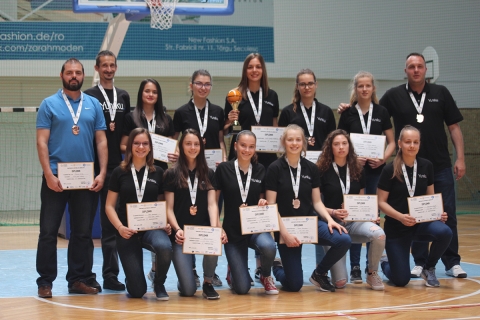 Bronz�rmet nyert az NMSK l�nykos�rlabda csapata az U20-as OB-on - H�tfőtől cs�t�rt�kig zajlott a K�zdiv�s�rhely-i Sportcsarnokban az U20-as l�ny OB utols� d�ntő torn�ja, amelyen Tirgoviste-i ISK, a bukaresti Rapid, a Nagyv�rad-i Mihai Eminescu valamint a h�zigazda K�zd�vas�rhely-i Nagy M�zes SK m�rkőz�tt meg egym�s ellen a bajnoki �rmek�rt.

Az eredm�nyek:
NMSK - Nagyv�rad-i Mihai Eminescu 70-38
Nagyv�rad-i Mihai Eminescu - Tirgoviste-i ISK 44-105
NMSK - Bukarest-i Rapid 59-71
Nagyv�rad-i Mihai Eminescu - Bukarest-i Rapid 36-71
NMSK - Tirgoviste-i ISK 47-71
Tirgoviste-i ISK - Bukarest-i Rapid 68-61

1. Tirgoviste-i ISK
2. Bukarest-i Rapid
3. NMSK K�zdiv�s�rhely
4. Nagyv�rad-i Mihai Eminescu

A NMSK kerete: B�l�ni No�mi, Kov�cs Kincső, Holinka Mikl�s Hanna, Incze Henrietta, Voloncs Orsolya, Bartok Rita, Biszak Bogl�rka, Ist�k Anita, Czimbalmos T�mea, Balas Diana, So�s Johanna, Len�rt Andrea ,

Ez a bronz�rem igaz�b�l nem csak K�zdiv�s�rhely hanem igaz�b�l az eg�sz 'Sz�kelyf�ld' sikere.

A csapat (amely mellesleg a KSE neven a felnőtt női Liga 1-ben is j�tszik) egy eddig női sz�kelyf�ldi kos�rlabd�ban p�ld�tlan �sszefog�snak k�sz�nhetően kov�csol�dott �ssze, egy igazi koroszt�lyos 'Sz�kely V�logatott' lett mivel sorai k�z�tt tal�lhatjuk Sepsiszentgy�rgy, Cs�kszereda, Gyergy�szentmikl�s �s K�zdiv�s�rhely legjobb női ut�np�tl�s kosarasait.

Nagy k�sz�net j�r a nevelő klubboknak Sepsiszentgy�rgy-i ISK , Gyergy�szentmikl�s-i ISK, Csikszereda-i VSK-nak, KSE �s NMSK klubboknak, valamint az edzőknek akik �vekig nevelt�k, tan�tott�k ezeket a remek kosarasokat.

Hadd soroljuk fel őket is mert �veken kereszt�l remek munk�t v�geztek.
K�sz�net j�r V�ncsa Kat�nak, P�l Csab�nak, Nemes �ron edzőknek Sepsiszentgy�rgyről, Nagy King�nak, Endes T�nd�nek Cs�kszered�b�l, Hobaj Levent�nek �s Kercs� Zolt�nnak Gyergy�szentmikl�sr�l valamint Farkas Alp�r, Minescu J�nos, Ferencz Szabolcs, Ljubomir Kolarevic edzőknek K�zdiv�s�rhelyről.