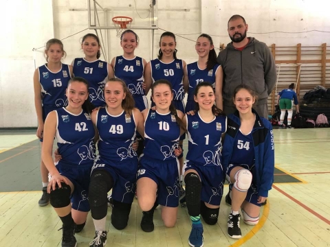 Nagy M�zes SK U16-as női kos�rlabda siker Cs�kszered�ban - Szombat-vas�rnap zajlott Cs�kszered�ban az U16-os l�ny OB teremtorn�ja, amelyen az NMSK csapata egy remek teljes�tm�nyt ny�jtott, j�r�szt egy evvel a koroszt�lyn�l kisebb j�t�kosokkal.

Minden m�rkőz�s�t siker�lt megnyerni a torn�n �s ezzel kiharcolta az Orsz�gos bajnoks�g j�nius elej�n sorra ker�lő B d�ntőj�n (a 6-12 helyek�rt) val� r�szv�tel jog�t.

A csapat tagjai: S�s Johi, B�ndi Blanka, Balas Diana, Tuchilus Kriszta, L�n�rt Andrea, Susarenko Anamaria, Szigethi Zsanett, Marthi Kriszta,  Bara N�meth Be�ta, Bandi Fruzsina, Ardelean Rebeka, Demk� Hanna. Edző Farkas Alp�r.

A torn�n a k�vetkező eredm�nyek sz�lettek: 
NMSK - Csikszerda-i VSK 58-53
NMSK - Sepsiszentgy�rgy-i ISK 54-48
NMSK - Szeben-i ISK 54-53
Csikszerda-i VSK - Szeben-i ISK 61-36
Sepsiszentgy�rgy-i ISK - Szeben-i ISK 65-46
Sepsiszentgy�rgy-i ISK - Csikszerda-i VSK 54-64

A t�bl�zat 
1. CSS Nagy M�zes K�zdiv�s�rhely 5/1 11p.
2. CSM VSKC Csikszereda 3/3 9p.
3. CSS Sepsiszentgy�rgy 3/3 9p.
4. CSS Szeben