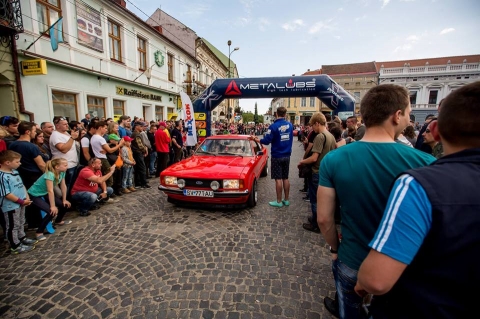 VII. Klausenburg Retro Racing verseny a Skat Kart p�ly�n, K�zdiv�s�rhelyen - 2018. j�nius 22.-től, a nagysikerű Klausenburg Retro Racing  retr� aut�k versenye ker�l �jra megszervez�sre a k�zdiv�s�rhelyi Skat-Kart kartingp�ly�n.

K�zdiv�s�rhely �nkorm�nyzata felh�vja a lakoss�g figyelm�t, hogy j�nius 22-�n, p�nteken, az �nnep�lyes start elők�sz�t�se miatt, a G�bor �ron teret a Posta, a F�ggetlens�g utca, a Mester utca �s az Apafi Mih�ly utc�kt�l lez�rja. A főt�rre m�r reggel 8-t�l nem lehet aut�val behajtani. A forgalomkorl�toz�s este 8-ig tart. 

A kolozsv�ri szervez�sű versenyt imm�r hetedik alkalommal hozz�k tető al�, a c�hes v�rosban m�sodikszorra.

A nagysikerű Klausenburg Retro Racing id�n imm�r m�sodszor �rkezik K�zdiv�s�rhelyre. A retr� aut�k bemutat�j�ra �s verseny�re j�nius 22�23. k�z�tt ker�l sor a k�zdiv�s�rhelyi Skat-Kart kartingp�ly�n, előtte par�d�s megnyit�val startol el a rendezv�ny a G�bor �ron t�rről. A kolozsv�ri szervez�sű versenyt imm�r hetedik alkalommal hozz�k tető al�, id�n volt t�li �s aradi kiad�sa is. Az aut�srendezv�ny t�mogat�s�t � t�bbek k�z�tt � K�zdiv�s�rhely �nkorm�nyzata v�llalta.

Tavaly, az �nnep�lyes start keret�ben megcsod�lhattuk a retro �kszereket, a versenyre t�bb helyi r�giaut�-tulajdonos is benevezett. A rendezv�ny egyed�l�ll� �lm�nyt k�n�l az aut�versenyek szerelmeseinek, �m azokat sem hagyja ki, akik esetleg csak a r�gi aut�kat szeretn�k megn�zni. Az �nnep�lyes startot id�n j�nius 22-�n, p�nteken 18 �rai kezdettel tartj�k a G�bor �ron t�ren, a versenyzők felvonul�s�val �s bemutatkoz�s�val. A rendezv�ny m�snapj�n, a Skat-Kart p�ly�n, izgalmas futamok v�rhat�k: j�nius 23-�n, szombaton 9 �s 18 �ra k�z�tt t�bb fordul�ban, �sszesen �t kateg�ria r�gi aut�i m�rik �ssze a l�erőket. A d�jkioszt�ra 18 �ra ut�n ker�l sor. 

Aki a verseny tavalyi kiad�s�n r�szt vett az tudja, a Klausenburg Retro Racing futamain t�bbsz�r�s orsz�gos rallybajnokok is megfordultak, valamint olyan aut�tulajdonosok, akiknek j�rműve t�bb mint 30 �ves. A r�szletes programot hamarosan k�z�lj�k, addig is, tov�bbi inform�ci�kat a szervező Klausenburg Retro Racing honlapj�n, a www.klausenburgretro.ro -n tal�lnak.

A r�szletes program:

2018. j�nius 22 - p�ntek
11:00 - 15:00 SKAT KART p�lya � szabad edz�sek, bemeleg�t�s
17:00 - 17:30 Versenyzők �s veter�n aut�k �rkez�se a v�ros főter�re
18:00 - 19:00 �nnep�lyes start Klausenburg Retro Racing 7. kiad�s K�zdiv�s�rhely
19:00 - 20:00 Veter�n aut�k szeml�je

2018. j�nius 23 - szombat
09:00 - 11:30 SKAT KART p�lya � Verseny, 1. k�r
11:30 - 15:00 SKAT KART p�lya � Verseny, 2. k�r
15:00 - 18:00 SKAT KART p�lya � Verseny, 3. k�r
19:30 SKAT KART p�lya � D�j�tad� �nneps�g

https://www.facebook.com/Klausenburgracing/videos/1555126101280060/

A rendezv�ny egyed�l�ll� �lm�nyt k�n�l majd azoknak, akik ell�togatnak a Skat-Kart kartingp�ly�ra, �m azokat sem hagyja ki, akik esetleg csak a r�gi aut�kat szeretn�k megn�zni.

Az �nnep�lyes startra a bel�p�s ingyenes, a futamokra 10 lej.

https://www.facebook.com/Klausenburgracing/posts/1563714373754566