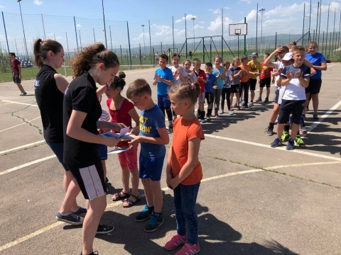 KSE Napok 2018 Streetball eredm�nyek - KSE Napok 2018 Streetball eredm�nyek

U10
1. hely: Kosarasok
L�n�rt Amanda
P�csi N�ra
B�lint Csongor

2. hely: Puma
Fej�r N�ra
Kl�ra Tam�s
Kl�ra D�vid
Kov�cs Hunor

3. hely: Kocsavar
Csavar �kos
Zoller D�vid
Kocsis Zolt�n
Zoller Eszter

4. hely: �rnyak
Tim�r �rp�d
Tim�r R�bert
Pajzs Andrea
Sar�ny Szilvia

5. hely: Sportos l�nyok
Hegyes Zsanett
V�radi Bernadett
Voloncs Rebeka

U12
1. hely: King Basketballs
L�n�rt Amanda
Vargyasi Anita
Bir� Henrietta
P�csi N�ra

2. hely: Deadpool
F�bi�n Győző
Borb�th K�roly
Dezső N�ndor

3. hely: Bomba
Kuron-Muszka Zselyke
F�l�p Zs�fia
Szotyori Kopp�ny
Veress Zal�n

U14
1. hely: Gatorade
L�n�rt Arth�r
Szab� Lehel 
Forr� M�rk

2. hely: Pikachu
Marosi N�ra
P�szka Melinda
Demk� Hanna
Hossz� Orsolya

3. hely: Deadpool
F�bi�n Győző
Borb�th K�roly
Dezső N�ndor

U15
1. hely: Swish swish tigers
Kozman Kriszta
Balas Diana
Bandi Blanka
Marthi Kriszta

2. hely :Csodacsuka
L�n�rt Andrea
Tuchilus Kriszta
Szigeti Zsanett
Bandi Fruzsina

3. hely: Gatorade
L�n�rt Arth�r
Szab� Lehel
Forr� M�rk
4.hely:Cappy
Nagy J�lia
Ol�h Zsanett
Susarenco Ana Maria
Bara Beata