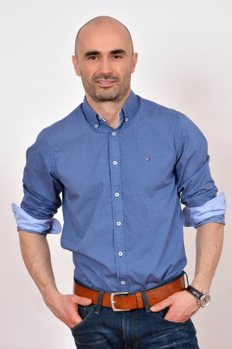 T�pl�lkoz�si szemin�rium - Kov�cs Attila, PhD - 2018 m�jus 17-�n, cs�t�rt�k d�lut�n 16 �r�t�l PhD Kov�cs Attila t�pl�lkoz�si szemin�riumot tart a 'Zarah Kids' Moln�r J�zsi�s utca 67 sz�m alatt az Old Mickey's Barbell Club szervez�s�ben.


Hogyan t�pl�lkozzunk, hogy n�velj�k a teljes�tm�ny�nket?

A kurzus tartalma:
F*@# diets. Mi�rt nem műk�dnek a di�t�k?
Az eg�szs�ges t�pl�lkoz�s �s a hossz� �let. Mik a jellemzői?
Mit mond a tudom�ny a t�pl�lkoz�sr�l?
Hogyan tudjuk felgyors�tani a metabolizmusunkat, hogy egy zs�r�gető g�pezett� v�ljunk?
A szuper�telek szerepe es hogyan kell szedni?
T�pl�l�k kieg�sz�tők + egy p�r biomarker, amelyet k�vetni kell!
A makr�-t�panyagok helyes (ide�lis) ar�nya
A zs�rok �jra�rt�kel�se
Kvantifik�l�s: mit kell m�rj�nk ahhoz, hogy tudjuk, a helyes �ton vagyunk a t�pl�lkoz�st illetően?

Kov�cs Attila, PhD, r�viden
�letemben akkor t�rt�nt meg a nagy v�ltoz�s, amikor eld�nt�ttem, hogy ezut�n kevesebbet fogok l�legezni�beleszerettem egy kev�sb� n�pszerű sport�gba, a szabadt�dős mer�l�sbe. Hamarosan siker�lt k�t orsz�gos rekordot fel�ll�tanom, �s eljutnom a jelenlegi szintemre, amelyen k�pes vagyok a l�legzetemet 7 percn�l hosszabban visszatartani �s 45 m�ter m�lys�gű mer�l�seket v�grehajtani egyetlen l�legzetv�tellel, ak�r uszony n�lk�l is. 26 �ves korom �ta vezetői munkak�rt t�lt�k be, �s mintegy 2 �vtizede vezetők�nt tev�kenykedem k�l�nb�ző ter�leteken. Jelenleg egyetemi adjunktus poz�ci�m mellett EMCC (European Mentoring and Coaching Council) tan�s�tv�nnyal rendelkező vezetői tr�ner �s teljes�tm�ny coach vagyok, illetve a Leadership Foundation �s a Biohackedself c�g vez�rigazgat�ja vagyok. 

Saj�tos megk�zel�t�sem a neurotudom�nyok ter�let�n szerzett j�rtass�gomon, valamint a kimagasl� teljes�tm�ny el�r�s�t �s a fenntarthat� eredm�nyeket lehetőv� tevő pszichikai folyamatok gyakorlati ismeret�n alapul. Teljes meggyőződ�ssel hiszek mindabban, amit �gyfeleimnek tanitok, hiszen �n magam sikeresen haszn�ltam ezeket a m�dszereket k�t orsz�gos rekordom fel�ll�t�s�ban egy olyan sport ter�let�n, amelyben a testi felk�sz�lts�ghez az �nbizalomnak, erős pszichikumak �s ment�lis kontrollnak kell t�rsulnia.

Biohacker coachk�nt az a k�ldet�sem, hogy provok�ljalak �s motiv�ljalak arra, hogy Te is haszn�ld az �ltalam (5 �v kitart� �s k�lts�ges, �nmagamon v�gzett k�s�rletez�s �s a teljes�tm�nyem tudatos m�r�se nyom�n) kifejlesztett biohack-eket. �gyfeleim k�z�tt vil�gversenyeken dobog�s helyez�st el�rt sportol�k �s olimpikonok, orsz�gos bajnokok, politikusok �s az �zleti �let k�l�nb�ző ter�letein tev�kenykedő vezetők 

R�szv�teli dij: 75Ron
Jelentkezni: Ferencz Tam�sn�l (0742335895)

https://www.facebook.com/events/185210708961450/