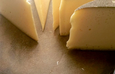 M�jus 12-�n, szombaton reggel 8 �r�t�l hagyom�nyos term�kv�s�r K�zdiv�s�rhely főter�n - 2018 m�jus 12-�n, szombaton reggel 08:00 �r�t�l d�lut�n 14:00 �r�ig tart a hagyom�nyos term�kv�s�r K�zdiv�s�rhely főter�n, a G�bor �ron t�ren.

Fot�:
K�zdiszentl�leki Sterczer K�zműves Sajtok
https://www.kezdi.info/sterczer