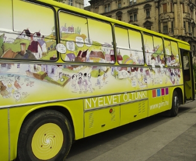 Nyelvet öltünk! - mozgókiállítás - A budapesti Petőfi Irodalmi Múzeum a Báró Wesselényi Miklós könyvtárral karöltve városunkban is megszervezi a 'Nyelvet öltünk!' játékos címet viselő mozgókiállítást.Az ingyenes kiállítás elsősorban a fiatalokat (10-18 év közöttiek) szólítja meg, a leendő művelt beszélőket, az ő nyelvükön beszél - megpróbálja rádöbbenteni a látogatót saját beszélt és írott nyelvének, egyéni nyelvhasználatának sajátosságaira. 'Nyelvtanozás' helyett aktív, élményközpontú anyanyelvi nevelés a cél, a tankönyvi ismeretek modernizációja. Az interaktív kiállításban hangok, képek, filmek segítségével lehet tájékozódni, az olvasottakat színesíteni, kiegészíteni.A kiállítást kényelmesen egyszerre kb. 15 gyerek tudja megnézni, kb. 20 perc alatt. A kiállítás május 3-4-én reggel 8-tól du. 4-ig tart nyitva. Helyszín: a Vigadó Művelődési Ház előtti téren álló 'Nyelvet öltünk' autóbusz.A nagy érdeklődés, és a várakozás elkerülése miatt, csoportok látogatása esetén megkérjük a pedagógusokat, hogy egyeztessenek időpontot a kiállítás megtekintésére a városi könyvtárban vagy a 0267-363018-as telefonszámon.Támogatók: Kézdivásárhelyi Polgármesteri Hivatal, Vigadó Művelődési Ház.Vántsa Judit könyvtárvezetőHatáridő: 2010-05-04.