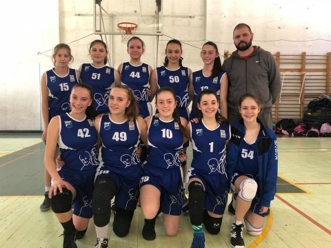 U14-�s l�ny kos�r előd�ntő K�zdiv�s�rhelyen a Sportcsarnokban - K�zdiv�s�rhely rendezi a h�tv�g�n az U14-�s l�ny kos�rlabda OB A csoportj�nak előd�ntő torn�j�t.
A 'B' csoport előd�ntői amelyben a Sepsi ISK csapata �rdekelt Bukarestben lesznek megszervezve. A j�nius elej�n sorra ker�lő hat csapatos d�ntőre a k�t előd�ntő csoport első 3 helyezettje jut ki. Farkas Alp�r tan�tv�nyai az első előd�ntő ut�n a tov�bbjut� 3-ik helyen �llnak a csoportban.

A t�bl�zat �ll�sa 

I. Csoport
1. CSU Brass� 15p
2. CSS Bega Temesv�r 14p
3. CSS Nagy M�zes K�zdiv�s�rhely 12p
4. CSS Nr 4 Lumina Bukarest 11p
5. CSM VSKC Cs�kszereda 8p

II. Csoport
1. CS Olimpia Bukarest 16p
2. LT Lucian Blaga R�gen 14p
3. CSS Craiova 11p
4. CSS Sepsiszentgy�rgy 10p
5. ACS For You Kolozsv�r 9p


A m�rkőz�sek a Sportcsarnokban zajlanak a k�vetkező program szerint 

2018 m�jus 18 - P�ntek
16:00 - 18:00 CSM VSK Cs�kszereda - CSS4 Lumina Bukarest
18:00 - 20:00 CSS Nagy M�zes - CSU Brass�

2018 m�jus 19 - Szombat
09:00 - 11:00 BEGA Temesv�r � CSS Nagy M�zes
11:00 - 13:00 CSU Brass� � CSM VSK Cs�kszereda
16:00 - 18:00 CSS 4 Lumina Bukarest � CSS Bega Temesv�r
18:00 - 20:00 CSM VSK Cs�kszereda � CSS Nagy M�zes

2018 m�jus 20 - Vas�rnap
09:00 � 11:00 CSU Brass� � CSS Lumina Bukarest
11:00 � 13:00 Bega Temesv�r � CSM VSK Cs�kszereda
15:00 � 17:00 CSS Lumina Bukarest � CSS Nagy M�zes
17:00 � 19:00 CSU Brass� � CSS Bega Temesv�r
