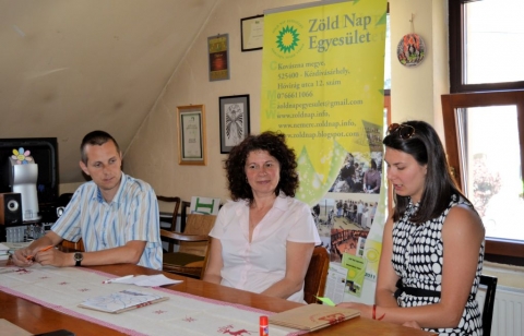 Imre Krist�f gy�gyul�s��rt tekernek - A H�romsz�ki K�z�ss�gi Alap�tv�ny, a Z�ld Nap Egyes�let �s a Wegener Pro Sanitate Alap�tv�ny k�pviselői m�jus 31-�n, cs�t�rt�k�n sajt�t�j�koztat� keret�n bel�l ind�tott�k �tnak a negyedik k�zdiv�s�rhelyi Tekerj egy j� c�l�rt! k�z�ss�gi akci�t. A sajt�t�j�koztat�n k�sz�lt fot�k az egyes�let Facebook oldal�n tekinthetőek meg.

Akci� időpontja: 2018. j�nius 21-�n, cs�t�rt�k�n 16:00 �s 21:00, helysz�n: Sportcsarnok előtti t�r.

C�l: A be�rkezett javaslatok alapj�n az id�n Imre Krist�f gy�gyul�s��rt tekernek. Az akci�b�l sz�rmaz� j�vedelem 60%-�t aj�nlj�k fel Krist�f gy�gykezel�si k�lts�geinek fedez�s�re, a tov�bbi 40%-b�l pedig egy ker�kp�r pompa- �s felszerel�s egy�ttest �ll�tanak fel a Millenium parkba, valamint j�tsz�elemekkel bőv�tenek egy v�rosi j�tsz�teret, hogy saj�tos ig�nyűek is haszn�lhass�k.

Fontos tudnival�k az akci�val kapcsolatban

A Tekerj akci� nem verseny, hanem gyűjt�si akci�. 
A ker�kp�rosoknak regisztr�ci�s d�jat kell befizetni�k: 15 lej felnőtt, 10 lej gyermek. A befizetett d�j ellen�ben a r�sztvevőnek log�val ell�tott p�l�t biztos�tanak.
14 �ven aluli gyermekek csak sz�lői fel�gyelettel vehetnek r�szt az akci�ban.
 A r�sztvevőknek a szervezők p�l�t, sz�mlapot �s pecs�telőlapot biztos�tanak, valamint �dess�get �s �sv�nyvizet az akci� alatt.
A ker�kp�roz�s előre meghat�rozott �tvonalon t�rt�nik, a t�rk�p az al�bbiakban megtekinthető
A k�zel 4 km-es �tvonal (k�r) szakaszokb�l �ll, a szakaszokat ellenőrző pontok k�tik �ssze, ahol pecs�tel�ssel igazolj�k a biciklis sz�m�ra a megtett szakaszok (k�r�k) sz�m�t. �jabb k�rt csak az előző teljes megt�tele ut�n kezdhet a biciklis. 
Minden ker�kp�rosnak t�mogat�ja kell, hogy legyen (ez adott esetben �nmaga is lehet), aki a k�r�nk�nti minimum 5 lej befizet�ssel �szt�nzi a ker�kp�rost min�l t�bb k�r megt�tel�re. 
A t�mogat� regisztr�l�skor jelzi a t�mogat�si sz�nd�kot, megadja a t�mogatni k�v�nt szem�ly nev�t, �s a k�r�nk�nt felaj�nlott �sszeget. A befizet�s az akci� ut�n, a megtett k�r�k sz�m�t�l f�ggően t�rt�nik.
A Tekerj akci� programja:

16:00 -17:00 � iratoz�sok
17:00 - 20:00 � ker�kp�roz�s adott �tvonalon
20:00 - 21:00 � tombola, eredm�nyhirdet�s
Főt�mogat�: New Fashion Rt, Zarah Moden Kft �s K�zdiv�s�rhely �nkorm�nyzata.

M�diapartnerek: Polyp Tv, Profi r�di�, H�romsz�k Napilap, Siculus r�di�, Sz�kely H�rmond�, kezdi.info �s Sz�k-helyek.ro

Fot�: Carmen Gallardo