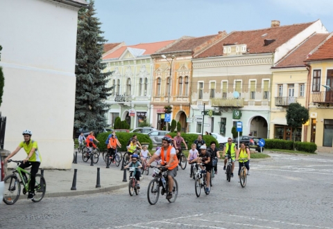 Biciklis felvonulst szerveztek - Jnius 5-n a kzdivsrhelyi sportiroda s a Zld Nap Egyeslet kerkpros felvonulst szervezett a Csald s Egszsg Hete alkalmval. A zord időjrs ellenre megjelent, tbb mint 70 brings azzal a cllal jtt el a kedd dlutni rendezvnyre, hogy a kzlekedsben kezeljk azonos jog partnerknt a kerkprosokat. A rendezvnyről kszlt fotk megtekinthetők az egyeslet Facebook oldaln!

A szervezők a rendezvny keretn bell hangslyoztk, a legfőbb cl az, hogy a felvonulst kvető időszakban is minl tbben vlasszk a kerkprt kzlekedsi eszkzl. A biztonsgos biciklizst npszerűstő Criticall Mass a ches vrosi sportcsarnoktl indult, bekarikzott a ches vros kzpontjba, onnan thajtott az Ady Endre utcban, majd a Molnr Jzsis utca utn ismt visszakanyarodott a kzpontba s innen a sportcsarnokig jutott el. Az esemny zrsaknt az előre beregisztrlt bringsok sorsols sorn rtkes ajndkokat nyerhettek. A rsztvevő csaldok szeretnk, hogy tisztbb legyen Kzdivsrhely levegője! Remlik, hogy a kvetkező alkalommal mg tbben csatlakoznak a Kritikus Tmeghez. Valamint ezton szeretnnk megemlteni s megksznni az illetkes hivatalok s a rendőrsg, az nkntesek hozzjrulst s segtsgt ahhoz, hogy a kerkpros demonstrci rendezett krlmnyek kztt valsulhatott meg! s persze a legnagyobb ksznet a megjelent kemny magnak szl, akik tudjk hogy kerkpron nincs rossz idő, csak rossz ltzet!

Szerző: Rduly Attila

Fot: Derzsi Katalin s Fabk Zsfia