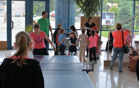 Pingpong bajnoks�g a Csal�d �s Eg�szs�g het�n - A k�zdiv�s�rhelyi Sportiroda partners�gben a Z�ld Nap Egyes�lettel a hatodik Csal�d �s Eg�szs�g hete alkalm�val j�nius 6-�n �jra asztalitenisz bajnoks�got szervezett az amatőr sportol�k sz�m�ra. A szerda d�lut�ni rendezv�nyre t�bb mint negyvenen neveztek be k�l�nb�ző koroszt�lyokban. A rendezv�nyen k�sz�lt fot�k megtekinthetők az egyes�let Facebook oldal�n! 

A gyerek, ifj� �s felnőtt kateg�ri�ban egy�ni �s p�ros sz�mban is megm�rkőztek a versenyzők. Az esem�ny legidősebb r�sztvevője Slekta Lajos (65 �ves) volt, aki a felnőtt kateg�ri�ban a legkiemelkedőbb teljes�tm�nyt is ny�jtotta. A mostani verseny c�lja volt az asztalitenisz n�pszerűs�t�se a csal�dok k�r�ben. A rangad� nagyon j� hangulatban zajlott, a sportszerűs�g k�vetelm�ny�nek tiszteletben tart�sa mellett.

Valamennyi r�sztvevőnek �s versenyzőnek ez�ton is gratul�lunk az el�rt eredm�nyekhez!

Szerző: R�duly Attila 

Fot�: Derzsi Katalin