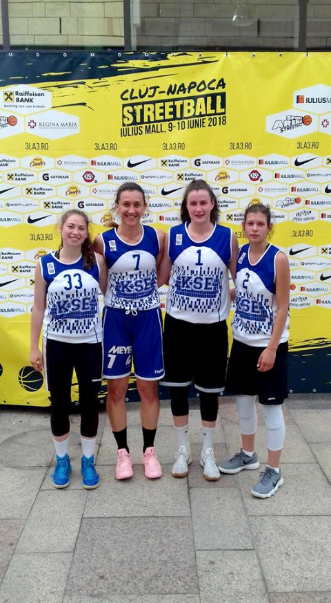 Negyedik lett a KSE 3x3 elleni OB kolozsvári fordulóján - A hétvégén Kolozsváron a Julius Mall mellett kialakított pályákon a Sport Aréna rendezésében zajlott a felnőtt 3x3 elleni női OB második fordulója amelyre 12 csapat nevezett. A Kosárlabda Szövetség határozata szerint a felnőtt első és második vonalban játszó együtteseknek kötelezően részt kell vegyenek legalább négy 3x3 elleni tornán (a nyár folyamán szervezendő 8 tornából). A KSE csapatát az 'A' csoportba sorolták a bukaresti Ago Sguad és a kolozsvári Basket Band társaságába. Az első mérkőzésen az Agro Sguad ellen 11-15 arányú vereséggel indultak, utána pedig a Basket Band ellen győztek 16-5-re, így a második helyről jutottak tovább a legjobb nyolc közé.
https://www.facebook.com/janos.minescu.1/videos/544885485905497/
A negyeddöntőben 15-6 vertek a szinten kolozsvári Wild Cats csapatát.
A folytatásban az elődöntőben a főesélyes, négy felnőtt román válogatott játékossal (Gabrilella Marginean, Ancuta Stoenescu, Dora Ardelean, Kilin Tünde) felálló Stiinta Bukarest csapatát ütötte el lányainkat a döntőbe jutástól.
A csapat tagjai Debreczi Iringó, Incze Henrietta, Czimbalmos Tímea, Lénárt Paula.
1. STIINTA BUCURESTI
2. Agro Squad
3. SCM Temesvár
4. KSE Kézdivásárhely
5. Wild Cats
6. U Cluj - Kolozsvár
7. Olimpia CSU Brassó
8. CSM SATU MARE - Szatmar
9. CSU Alba Iulia
10. Basket Band
11. FCC ICIM ARAD
12. SPORTUL STUDENTESC