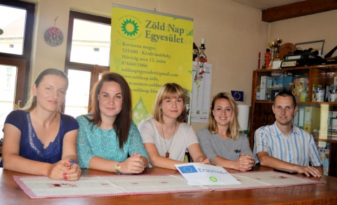 Kezdet�t vette a Friends of environment (A k�rnyezet bar�tai) projekt - J�nius 15-�n Friends of environment (A k�rnyezet bar�tai) c�mmel a Z�ld Nap Egyes�let sajt�t�j�koztat�t tartott a szervezet irod�j�ban. A p�ntek d�lelőtt R�duly Attila projektkoordin�tor ismertette az elm�lt hetekben megkezdőd�tt projektet. A sajt�t�j�koztat�n jelen volt a hat �ve Ozsdol�n �lő �rm�ny Gayane Asatryan mentor, a spanyolorsz�gi Carmen Gallardo Serrano,  az oroszorsz�gi Elena Ershova �s magyarorsz�gi Fab�k Zs�fia EVS �nk�ntes. Augusztusban k�t �jabb �nk�ntessel, ez�ttal k�t fiatalemberrel, a spanyol Miguel Pay�val �s az �rm�ny Alen Margaryannal bőv�l a csapat. 

A Z�ld Nap Egyes�let hatodik EVS projektje a Friends of environment nevet kapta, melynek c�lja felh�vni a figyelmet az eg�szs�ges �letm�dra �s az eg�szs�gmegőrz�sre. A rendszeres mozg�s h�rom legfontosabb alappill�re az elhat�roz�s, a cselekv�s �s a kitart�s. A t�bb mint egy �ven �t tart� projekt ideje alatt sz�nesebbn�l sz�nesebb rendezv�nyek azok sz�m�ra teremtenek alkalmat, akik m�g nem tett�k meg az első l�p�st. A z�ldnaposok fontosnak tartj�k, hogy a rendszeres mozg�s mindenki �let�nek a r�sz�v� v�ljon, ugyanis a sport az �let sz�mos ter�let�n, p�ld�ul a t�ls�ly �s a mozg�sszervi probl�m�k elker�l�s�ben is sokat seg�t. A hagyom�nyos ker�kp�ros tev�kenys�gek mellett a projekt keret�n bel�l nagyobb hangs�lyt fektetnek a Nemere �tja fejleszt�s�re, a Mozg� D�lut�nok rendezv�nysorozatra, a szalad�s (t�jfut�s, fut�versenyek, 24 �r�s fut�s stb..) �s az asztaliteniszez�s n�pszerűs�t�s�re is. A v�ltozatos tev�kenys�gek hat�s�ra v�rhat�an a r�sztvevők k�zelebb �rzik majd magukhoz a mozg�st, mint a testi �s lelki eg�szs�g megőrz�s�nek egyik m�dj�t; sz�vesen �s gyakrabban űzik majd ezeket a sport�gakat, valamint, l�tva a figyelemfelkeltő erőfesz�t�seket, eg�szs�ges �letm�d kialak�t�s�ra t�rekszenek.

Az �nk�ntesek seg�ts�g�vel k�l�n�s figyelmet ford�tanak az Eur�pai �nk�ntes Szolg�lat (EVS) �s a k�l�nb�ző ifj�s�gi cser�k �ltal k�n�lt lehetős�gek n�pszerűs�t�s�re. A h�tt�rmunk�kb�l is kiveszik a r�sz�ket, plak�tokat k�sz�tenek, beletanulnak a blog- �s vlogvezet�sbe, illetve magyar �s rom�n nyelvleck�ken vesznek r�szt. Ugyanakkor a h�rom telep�l�sen zajl� z�ld nap sulik folytat�s�t, a nyelvklubok �s a nemzeti estek szervez�s�t is mag�ba foglalja ez a projekt.

A projektet az Erasmus+, Eur�pai �nk�ntes Szolg�lat pontja t�mogatja, melynek egyik főpartnere a helyi sportiroda akivel egy�tt e nemes c�lt�l vez�relve szerveznek meg k�l�nb�ző esem�nyeket.

Szerző: R�duly Attila

Fot�: Derzsi Katalin