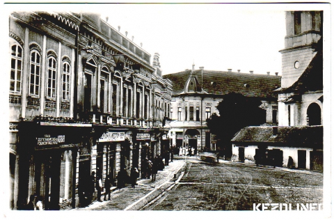 Jel�l�sek Pro Urbe-d�jra - K�zdiv�s�rhely �nkorm�nyzata tavaly novemberben m�dos�totta azt a tan�cshat�rozatot, amely a k�l�nb�ző kit�ntet�sek �tad�s�t szab�lyozza. A 2017-es hat�rozat a Pro Urbe-d�jakra t�r ki r�szletesen, szab�lyozva annak oda�t�l�s�t, jel�l�si felt�teleit. A v�ros nem titkolt sz�nd�ka innentől fogva minden �vben kiosztani a d�jat egy olyan szem�lynek, aki �rdemes a c�m megszerz�s�re. A javaslatokat 2018. j�lius 30-ig v�rj�k a polg�rmesteri hivatal iktat�j�ba. A d�jat augusztus v�g�n, az Őszi Sokadalom keret�ben adj�k �t. 

A 98/2017-es tan�cshat�rozat kimondja, hogy a Pro Urbe-d�j a m�sodik legfontosabb kit�ntet�s, amelyet a V�rosi Tan�cs oda�t�lhet egy arra �rdemes szem�lynek. Pro Urbe-d�jat kaphat b�rmely k�zdiv�s�rhelyi vagy K�zdiv�s�rhelyen �lő szem�ly, aki tev�kenys�g�vel hozz�j�rult a v�ros h�rnev�nek �regb�t�s�hez, tettei kimagasl�ak, �s bet�lt�tte 70. �let�v�t. Pro Urbe-d�jat csak �lő szem�lynek lehet adom�nyozni. 

K�zdiv�s�rhely �nkorm�nyzata v�rja a jel�l�seket a c�m oda�t�l�s�re. Javaslatot tehet b�rki, ennek felt�telei a k�vetkezők: az iratcsom�t a javaslattal az iktat�ba kell letenni legk�sőbb 2018. j�lius 30., 15 �r�ig. Az iratcsom�nak tartalmaznia kell egy kifejt�st, amelyben a jel�lő megindokolja, hogy mi�rt javasolja a szem�lyt Pro Urbe-d�jra; egy aj�nl�st, amelyet legal�bb h�rom m�sik szem�ly al��r�s�val t�mogat; minden olyan dokumentumot, amit a jel�lő fontosnak tart leadni a jel�l�shez. Miut�n a javaslatokat iktatt�k, ezek �tker�lnek a Kommunik�ci�s Irod�hoz, aki ellenőrzi majd tov�bb�tja a jel�l�seket a V�rosi Tan�cs kultur�lis bizotts�g�nak. A kultur�lis bizotts�g, a jel�ltek alapj�n javaslatot tesz a Pro Urbe-d�jas szem�lyre, majd tan�cs�l�s keret�ben, tan�cshat�rozattal megerős�ti azt. A tan�cshat�rozatnak m�r tartalmaznia kell a jel�lt laud�ci�j�t is. A d�nt�st k�vetően, a Pro Urbe-d�jat K�zdiv�s�rhely polg�rmestere, rendk�v�li tan�cs�l�s keret�ben, az Őszi Sokadalom v�ros�nnep idej�n adja �t a jel�ltnek. A d�j�tad� �nneps�gre v�rhat�an 2018. augusztus 30-�n, a v�rosnapok első napj�n ker�l sor. 

R�szletesebb inform�ci�k�rt forduljanak a Kommunik�ci�s Irod�hoz a 0267-361974/127-es belső sz�mon vagy a presskezdi@gmail.com e-mail c�men. A kit�ntet�seket szab�lyoz� tan�cshat�rozat elolvashat� a www.kezdi.ro honlapon.