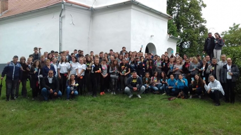 K�lvin h�t ifj�s�gi �s presbiteri nap - K�lvin h�t ifj�s�gi �s presbiteri nap - Szeretettel v�gezz�k a k�ldet�s�nk

Szerd�n, Bit�n az ifj�s�gi nappal folytat�dott a  K�lvin h�t. Sz�z fiatal hallgatta meg a Bitai Reform�tus Templomban Simon-Kat� Barna c�falvi lelkip�sztor igehirdet�s�t, aminek a k�zponti �zenete, a hit cselekedetek n�lk�l halott szent�r�si gondolat volt.

Az igehirdet�s ut�n M�ller L�r�nd sepsiszentgy�rgyi lelkip�sztor tartott előad�st, �s mi van, ha nem vagyok vag�ny c�mmel. Az előad� arr�l besz�lt, hogy mennyire kell trendeknek, a divatnak megfelelni, v�g�l azzal summ�zta a mondanival�j�t, hogy nem kell felt�tlen�l vag�nynak lenni, �gy vagyunk j�k, ahogy az Isten teremtett minket. Az előad�st k�vetően egy falut�r�ra ker�lt sor. A fiatalok Bit�val, �s a bitaiakkal ismerkedhettek meg. Az ismerked�s egy k�ldet�st is mag�ba foglalt �spedig azt, hogy az idős szem�lyeket aj�nd�koztak meg.

Cs�t�rt�k�n a csomakőr�si templom telt meg zs�fol�sig a K�zdi-Orbai Reform�tus Egyh�zmegye presbitereivel. Szegedi L�szl�, az Erd�lyi Reform�tus Egyh�zker�let Gener�lis Direktora hirdette Isten ig�j�t. Az esperes �r a Korintusiakhoz �rt lev�l alapj�n elmondotta, hogy Isten szolg�ja b�rki lehet, de fontos, hogy tudatosuljon mindenkiben, hogy a presbiteri tiszts�g nem d�sz�ll�s, hanem helyt�ll�s, hogy el�lj�r�nak lenni nem azt jelenti, hogy f�l�nyesen besz�lek, hanem azt, hogy Istent szolg�lom. Az igehirdet�st azzal z�rta, hogy az igaz kereszty�n ember nem akar dicsős�get, mert tudja, hogy ő is kegyelemből �l.

Az igehirdet�s ut�ni sz�netben a presbiterek a Kőr�si Csoma S�ndor eml�kszob�t l�togathatt�k meg, majd Sz�sz Tibor Andr�s felsős�falvi lelkip�sztor tartott előad�st a Presbiter �s a misszi� viszony�r�l. Az előad�s a presbiterk�pz�s.hu t�teleinek ismertet�s�vel kezdőd�tt. Elhangzott t�bbek k�z�tt az is, hogy a presbiter nem az�rt presbiter, hogy valaki legyen, hanem, hogy valamit tegyen. Az �gynevezett �n�gy sz�sztibori� t�tel ismertet�se ut�n arr�l besz�lt, hogy mit tan�t a Biblia a presbiteri tiszts�gről. Az előad� felh�vta a figyelmet, hogy a presbiter munk�j�ban, maga a megjelen�s a fontos, azaz a presbiter jelenjen meg presbiteri minős�g�ben, min�l t�bb gy�lekezeti tagn�l, �s mondja el, hogy v�rj�k, sz�mon tartj�k, im�dkoznak �rte, mert �gy a lelki �ll�v�z felkavarodik. 

Mind k�t nap �zenete, hogy semmit sem k�nyszer miatt kell tenni, de azt, amit lehet, laz�n, szeretettel, j��rz�sektől �vezve, azt mindannyian tegy�k meg.

Bard�cz Csaba