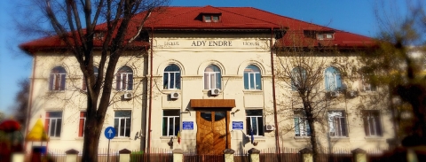 A bukaresti Ady Endre L�ceum s�rgősen keres �v�nőt, magyar nyelv �s irodalom-, egy n�met nyelv �s irodalom-, egy t�rt�nelem szakos tan�rt - A bukaresti Ady Endre Elm�leti L�ceum a 2018-2019 tan�vre s�rgősen keres:
1) egy �v�nőt
2) egy magyar nyelv �s irodalom szakos tan�rt 20 �r�ra
3) egy n�met nyelv �s irodalom szakos tan�rt 7 �r�ra
4) egy t�rt�nelem szakos tan�rt 12 �r�ra

K�t szem�lynek szolg�lati lak�st tudunk biztos�tani.

Jelentkez�seket a benczemihaly@gmail.com elektromos postafi�kra k�ldj�k, hat�ridő 2018. j�lius 31. Mell�kelj�k a sz�ks�ges �ratok szkennelt v�ltozat�t (egyetemi oklev�l, �letrajz, egy�b oklevelek). Azt is �rj�k meg, hogy milyen iskol�hoz kapcsol�d� tev�kenys�gekkel foglalkoznak.

K�sz�nettel
Dr. Bencze Mih�ly igazgat�
0736-613902

http://www.adyendre-bukarest.ro/