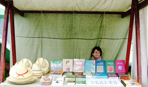 �jabb Hargita megyei t�jegys�g mutatkozik be a Sz�kely V�gt�n - �jabb Hargita megyei t�jegys�g mutatkozik be a Sz�kely V�gt�n

A j�lius 13�15. k�z�tt zajl� Sz�kely V�gta m�sodik napj�n, szombaton a Hargita Megyei Hagyom�nyőrz�si Forr�sk�zpont Udvarhely vid�ke n�pi kult�r�j�nak n�h�ny szelet�t t�rja az �rdeklődő k�z�ns�g el�. Hargita Megye Tan�csa Sz�kelyudvarhelyen műk�dő alint�zm�nye a Sz�kely V�gt�n val� r�szv�tel�vel a rendezv�ny kultur�lis k�n�lat�t igyekszik sz�nes�teni n�phagyom�nyokhoz k�tődő programjaival.

A Forr�sk�zpont s�tr�ban helyet kap a n�pt�nc �s a n�pzene: az oroszhegyi Szilvamag N�pt�ncegy�ttes udvarhelysz�ki t�ncokat mutat be. A n�pt�nc ir�nt �rdeklődő k�z�ns�get egy-egy t�ncl�p�s begyakorl�s�ra, n�pdaltanul�sra, k�z�s �nekl�sre v�rj�k. Nem marad el Hargita megye n�pi kult�r�j�nak, hagyom�nyainak �s helyt�rt�net�nek bemutat�sa sem: elad�sra k�n�ljuk int�zm�ny�nk kiadv�nyait (T�bb szem t�bbet l�t, M�sf�l �vtized k�pesszenci�ja, Havasok �zenete, Sz�kely szimb�lumokr�l sz�l� k�tetek, A sz�kelys�g t�rt�nete, Szent L�szl� eml�khelyei Hargita megy�ben � k�peslapgyűjtem�ny, Tam�si �ron nyom�ban Farkaslak�n fot�album, stb.), de lesz gasztron�miai k�n�lat is: az esem�nyen r�sztvevők megk�stolhatnak egy Udvarhely vid�ki hagyom�nyos fő�telt.

A nemzet�nk lovas hagyom�nyait �pol� rendezv�nyen val� r�szv�tel�nk c�lja felh�vni a figyelmet Hargita megye n�pi kult�r�j�ra, tudatos�tani a helyi �rt�keink fontoss�g�t, tov�bb� a programk�n�latunk �ltal a rendezv�nyre ell�togat� turist�k sz�m�ra m�g vonz�bb� tenni Sz�kelyf�ldet.
A Hargita Megyei Hagyom�nyőrz�si Forr�sk�zpont Sz�kely V�gt�ra sz�l� kultur�lis k�s�rőprogramjainak megval�sul�s�t Hargita Megye Tan�csa �s a Kov�szna Megye Turizmus��rt Egyes�let t�mogatta.