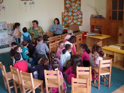 A Zöld Nap Egyesület környezetvédelmi előadást tartott az 5-ös számú óvodában - A Zöld Nap Egyesület 2010 április 15-én Dr. Ónodi Izabella fogorvosnővel a kézdivásárhelyi 5-ös számú óvodában környezetvédelmi bemutatót tartott. A gyerekek a fogak ápolásáról nézhettek filmet és kaptak tanácsokat környezettudatosságról. Hírszerző: Ráduly AttilaFotó: Ónodi ÁrpádBővebben: http://zoldnap.info/5_os_szamu_ovoda