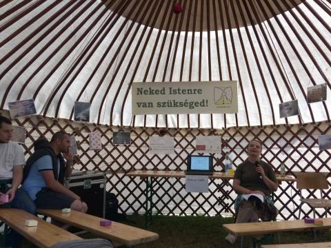 Amikor a jurta lesz a templom	- Emi t�bor 2. befejező r�sz - Amikor a jurta lesz a templom	

Az Emi t�borban egy jurta szolg�lt az Istennel val� tal�lkoz�s helysz�n��l. Meggyőződ�s�nk, hogy a mostani időkben egyre ink�bb fontos az, hogy az ige, az Isten szava �s �zenete is ott legyen, ahol a fiatalok, az emberek �sszegyűlnek.

J�lius 20-�n a hangol� ut�n e sorok jegyzője, Bard�cz Csaba ikafalvi lelkip�sztor tartott �h�tatot az igazmond�s fontoss�g�r�l. Elhangzott, hogy az igazs�got el kell mondani, de nem mindegy, hogy azt milyen m�don k�z�lj�k, fontos, hogy szavaink �p�tsenek. Ezt k�vetően Sz�sz Tibor felsős�falvi lelk�sz volt a megh�vottunk, akit Van-e sz�ks�g ma f�rfiakra?, avagy hova lett a f�rfi erő? c�mmel k�rt�nk fel egy előad�s megtart�s�ra.

Az �letszerű p�ld�kkal teletűzdelt előad�sban az előad� felh�vta a figyelmet arra, hogy �Aki t�l tud l�pni a szexista besorol�son �s gondolkod�si m�don, f�ggetlen�teni tudja �nmag�t az ebből sz�lető korl�tokon, hatalmas belső energi�kat szabad�that fel �nmag�ban a p�ratlan isteni szolg�latra. Ekkor f�rfi�i princ�piuma teljes atyai minős�gben bontakozhat ki a dolgok teremt�s�ben�.

A d�lut�nban �jra a l�thatatlan sz�nh�z� volt a főszerep. Sokan felkerestek, hogy ebben a k�l�nleges �lm�nyben r�szes�ljenek. Az �lm�nyek ki, �s megbesz�l�s�t zs�ros keny�r �s meggysz�rp elfogyaszt�s�val tett�k ember k�zelibb�.

Szombaton a hangol� ut�n M�ty�s Istv�n �jonnan megv�lasztott gyergy�szentmikl�si reform�tus lelkip�sztor tartott �h�tatot. Felh�vta a figyelmet, hogy mennyire fontos az, hogy embert�rsainkkal �s mi�rt ne mag�val az Istennel is megosszuk mindazt, ami a lelk�nket, sz�v�nket nyomja. Ezzel m�r r� is hangolt az ezt k�vető előad�sra, amit a kedves feles�ge tartott.

M�ty�s Judit �pol�-, �s tan�rnő Testi betegs�geink lelki okai c�mmel tartott egy nagyon tanuls�gos �s �p�tő előad�st. Hangs�lyozta, hogy egym�snak elsősorban nem j� eg�szs�get, hanem b�kess�get kellene k�v�nnunk, mert ha b�kess�g van benn�nk, akkor a betegs�gek is elker�lnek. Igaz�b�l akkor beteged�nk meg, ha b�k�tlenek vagyunk. Elhangzott az is, hogy a holisztikus emberk�p alapj�n fontos, hogy az embert a maga eg�sz�ben l�ssuk, hogy a test mellett a szellem �s a l�lek is ott van. Ha testi t�netek jelentkeznek, akkor sok esetben a megold�st, a gy�gyul�st ott kell keresni, hogy megvizsg�ljuk azt, hogy milyen lelki terheket cipel�nk magunkkal.

Az előad�ssal p�rhuzamosan a kieg�sz�tő, Baba-Mama s�trunkban a kisgyerekekkel foglakoztak munkat�rsaink, am�g a sz�lők az előad�st hallgatt�k. A Keskeny �t misszi� tev�kenys�ge itt nem �rt v�get, mert az Emberi Erőforr�s Miniszt�rium�nak �s a Magyar Korm�ny Bethlen G�bor Alapj�nak h�la, no meg a Tusv�nyosi szervező csapat megh�v�s�nak �s a t�bb mint t�z�ves sikeres egy�ttműk�d�snek k�sz�nhetően egy nap m�lva a Tusv�nyosra utazunk a munk�t ott tov�bb folytatni. Hissz�k, tudjuk, l�tjuk, hogy nek�nk ott kell lenn�nk, ahol a fiatalok a t�megek egybegyűlnek. Isten vigasztal� szav�ra mindenhol sz�ks�g van, a fesztiv�lokon is.

Bard�cz Csaba