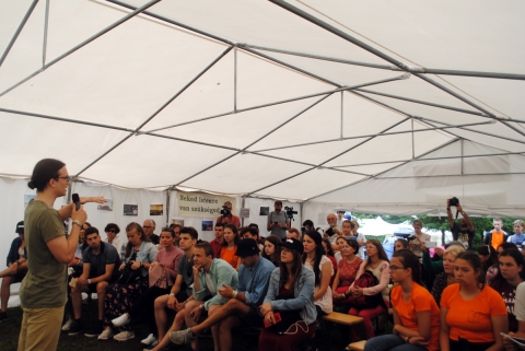 Tusv�nyos 3. nap - Isten mutatja meg az �rt�kedet - Isten mutatja meg az �rt�kedet

K�l�nleges napnak �g�rkezett a Tusv�nyosi Keskeny utas p�ntek. Csont Ede tusn�di pl�b�nos �ltal bemutatott mis�vel vette kezdet�t a programunk majd a hangol� ut�n jelen sorok �r�ja, Bard�cz Csaba ikafalvi lelkip�sztor tartott �h�tatot. Az �h�tatban elhangzott az, hogy kevesebb �n �s t�bb te kellene az �let�nkbe. A mai ember �let�nek hangol�s�t egy k�ts�vos keverőh�z hasonl�totta, aminek a hangol�sa sokszor t�vesen van be�ll�tva. A b�szkes�g a maximumon, az al�zat a minimumon van, pedig az ember eredeti hangol�sa �ppen ford�tva van. T�bb al�zattal �s kevesebb b�szkes�ggel, sokkal hat�konyabban t�lten�nk be az Istentől rendelt k�ldet�s�nket.

A p�ntek d�li előad�st nagy �rdeklőd�s k�vette. Orb�n G�sp�r, Orb�n Viktor minisztereln�k fia tartott előad�st Bar�tom J�zus c�mmel. Voltak, akik az�rt j�ttek el, mert k�v�ncsiak voltak arra, hogy t�nyleg igaz ez: a magyar minisztereln�k fia az idej�t, erej�t t�nyleg arra haszn�lja, hogy Istenről, hit�ről besz�ljen. Voltak m�sok is, akik ismert�k G�sp�rnak a Felh�zban bet�lt�tt szerep�t, tudt�k, hogy ez nem egy m�sik vall�s, nem egy egyh�z, hanem egy mozgalom, ami azt a c�lt tűzte ki, hogy - elősz�r Budapesten, azt�n m�s v�rosokban is - a fiataloknak a buliz�s �s az egyebek mellett egy m�sik lehetős�g�k is legyen a tal�lkoz�sra, hogy a fiatalok ne csak egym�ssal, hanem az �lő Istennel is tal�lkozzanak.

G�sp�r az előad�s�ban besz�lt arr�l az �tr�l, amit v�gig j�rt. Elmondotta, hogy reform�tusk�nt mennyire h�l�s, hogy �lő hite van, hogy Istennek a kegyelm�t az �let�ben nap mind nap megtapasztalja, �s hogy erről bizonys�got is tehet. Felh�vta a figyelmet arra, hogy nem az hat�rozza meg az �letedet �s az �rt�kedet, hogy h�ny embernek adtad oda magad, h�ny f�rfival, vagy nővel volt�l. Ha oda adod csak �gy magad, nem t�bb leszel, hanem kevesebb.

D�lut�n a Felh�z pont programra ker�lt sor a Keskeny �t �kumenikus fesztiv�lmisszi�s s�torban. A megszokott Keskeny utas l�gk�rtől egy kicsit elt�rő volt a hangulat. Ez annak tudhat� be, hogy a Felh�z tagjai k�z�tt a karizmatikus kereszt�ny k�z�ss�gekből �rkeztek t�bben. Bizonys�gt�telek, im�k, dicső�t�sek hangoztak el fiatalosan �s kicsit m�sk�ppen, ahogy azt mi itt Erd�lyben megszoktuk. J� volt l�tni, hogy sokan voltak k�v�ncsiak a Felh�z első erd�lyi kisz�ll�s�ra, �s Sz�kelyf�ldről sokan csak az�rt j�ttek el a Tusv�nyosra, hogy a Felh�z mozgalom első erd�lyi megnyilv�nul�s�n ott legyenek, hogy a mozgalom tagjaival szem�lyesen tal�lkozzanak.

Bard�cz Csaba
