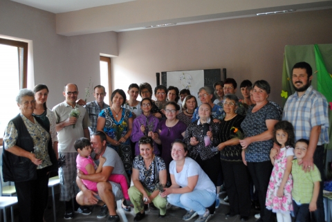 A gy�gyn�v�nyekre is sz�ks�g van - R�d is sz�ks�g van - 2018 első alkalom - A gy�gyn�v�nyekre is sz�ks�g van

Lelk�nk �s test�nk �p�l�s�re, sokunk �r�m�re harmadj�ra is beindult Ikafalv�n a R�D IS SZ�KS�G VAN programsorozat idei, első tev�kenys�ge: gy�gyn�v�ny ismertető, j� idő eset�n barangol�s gyűjt�ssel �sszek�tve. Sajnos az időj�r�s nem kedvezett, �gy a modern k�z�ss�gi Faluh�z nagyterm�ben, 2018. j�lius 22-�n, d�lut�n 3 �r�ra meg�rkeztek a k�rny�kbeli (K�zdiv�s�rhely, Kov�szna, Torja, Csern�ton) speci�lis ig�nyekkel �lő Hőseink k�s�rőikkel egy�tt.

Az ikafalvi seg�tő csapat �s a nősz�vets�g tagjai sz�v�lyesen fogadt�k az imm�r csal�dtagoknak sz�m�t� kedves vend�geket. Bard�cz Csaba tiszteletes �r szeretettel k�sz�nt�tte a t�rsas�got, Bard�cz T�mea programfelelős pedig  ismertette a tev�kenys�g mozzanatait. Mint minden ilyenszerű esem�ny, ez a mostani is, �rdekes, hangulatos, mozg�sos j�t�kokkal kezdőd�tt, melyet B�l�ni Szak�cs Cec�lia vezetett.

Gy�gyn�v�ny bemutat� k�vetkezett. J�magam (N.I.) a l�ndzs�s �tifűről �s a meggysz�r j�t�kony hat�s�r�l besz�ltem. P�ncz�l Erika a kat�ngr�l, orb�ncfűről, apr�bojtorj�nr�l tartott ismertetőt. Konn�th �va az ikafalvi nősz�vets�g eln�knője k�r�mvir�got, a mezei zsurl�t �s a kakukkf�vet mutatta be. A bemutat� interakt�v jellegű volt, a hallgat�s�g is kieg�sz�thette az elhangzottakat. Sok �sszegyűjt�tt gy�gyn�v�nnyel ismerkedt�nk meg, meglehetett tapintani, szagolni, r�gcs�lni. Be volt iktatva egy kis n�pdal�nekl�s, meggyt�m�val. ezt k�vette egy �rdekes foglalkoz�s, ahol kis, gy�gyn�v�nyeket �br�zol� k�pecsk�ket kaptunk, amiket fel kellett ismerni �s r� kellett ragasztani az emberi test rajz�n, azokra a testr�szekre, szervekre, amelyekre j�t�kony, gy�gy�t� hat�ssal vannak.

A d�lut�ni uzsonn�z�s, mentate�z�s, k�v�z�s, szeretetvend�gs�g ut�n is m�g sokat besz�lgett�nk, osztottuk meg �lm�nyeinket, tapasztalatainkat �s boldogs�g�rzettel b�cs�ztunk el, h�l�t adva Istennek a sok j��rt, t�mogat�s�rt, minden�rt.

A rendezv�nysorozat nem j�hetett volna l�tre a t�mogat�k n�lk�l �s ez�rt h�l�san k�sz�nj�k a Sepsiszentgy�rgyi Kereszty�n Diak�nia, �risz h�znak �s seg�lyszervezeteinek, a sv�jci Heks-nek �s a Brot f�r die Welt-nek.

Nagyol�h Ilona, nyugd�jas tan�t�nő