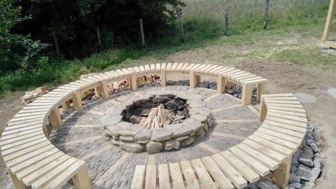 XXIII. Sz�kelyf�ldi F�rdő- �s K�z�ss�g�p�tő Kal�ka a zabolai Csipk�s Feredőben - 2018 J�lius 25. - augusztus 4. k�z�tt zajlott a zabolai Csipk�s Feredő meg�p�t�se a XXIII. Sz�kelyf�ldi F�rdő- �s�K�z�ss�g�p�tő Kal�ka keret�n bel�l, az Ars Topia Alap�tv�ny, A Vinca Minor Egyes�let, Zabola K�zs�g �nkorm�nyzata �s a Roy Chowdhury-Mikes Alap�tv�ny szervez�s�ben.

https://www.kezdi.info/documents/kezdi_info_document_4390.jpg

A 10 nap alatt t�bb mint 80 �nk�ntes seg�ts�g�vel �p�lt fel a Csipk�s Feredő, ahol a r�sztvevők f�rdő medenc�t �s f�rdőh�zat, lel�t�t �s tűzhelyet �p�tettek, kialak�tott�k a fogad� teret, ker�t�st �s kaput emeltek, �sv�nyeket �s h�dat hoztak l�tre, j�tsz�teret �s medit�ci�s pontot alak�tottak ki. Valamennyi l�tv�nyoss�g mell� inform�ci�s t�bl�kat is kihelyeztek.

https://www.kezdi.info/documents/kezdi_info_document_4391.jpg

B�r az első 7 nap szomor�, esős időben telt, �s a s�r nagym�rt�kben megnehez�tette a munk�latokat, a naps�t�ssel egy�tt visszat�rt a lelkesed�s. Az �sszefog�snak �s kitart�snak k�sz�nhetően a megtervezett �p�tm�nyek v�gre l�trej�ttek. Rem�lj�k, hogy a zabolai k�z�ss�g �rt�kk�nt kezeli majd a meg�p�lt feredőt, meg�vja �s karbantartja.

https://www.kezdi.info/documents/kezdi_info_document_4392.jpg

K�sz�net minden t�mogat�nak, �nk�ntesnek, fizikai szem�lynek, aki hozz�j�rult a Csipk�s Feredő megteremt�s�hez!

https://www.facebook.com/hirek.sk/videos/1920599701353856/