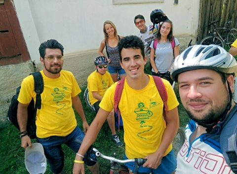 Negyedik alkalommal kerestek kincseket a Nemere �tj�n - A Z�ld Nap Egyes�let augusztus k�zep�n negyedik alkalommal szervezte meg az Elem�r a Nemer�n nevet viselő hagyom�nyosnak mondhat� k�tnapos bringat�r�t, melyre 36 szem�ly nevezett be. A kincskeres�s biciklit�r�n k�sz�lt fot�k az egyes�let Facebook oldal�n tekinthetőek meg.

Az előzőleg bejelentkezett k�t-h�rom fős csapatok egym�ssal versengve mutathatt�k meg �gyess�g�ket �s oldhatt�k meg a 38 kilom�teres �tvonalon elrejtett feladv�nyokat, melyek elvezett�k őket a c�lvonalhoz. �gy a kincskereső kalandorok a lemh�nyi Bem J�zsef �ltal�nos iskol�ban pihenhettek meg, sz�molhattak be a nap esem�nyeiről �s fogyaszthatt�k el finom, igaz�n meg�rdemelt vacsor�jukat. A v�rva v�rt eredm�nyhirdet�st megelőzve Eml�kf�k a Nemere �tj�n �s azok n�vad�i c�mmel tartott vet�tett-k�pes előad�st Kis Emese a Bod P�ter Tan�t�k�pző pedag�gusa. Ezt k�vette az esem�ny d�jkioszt�ja, majd az est k�z�s �nekl�ssel �s az �jszak�ba ny�l� bar�ti besz�lget�sekkel z�rult.

A kilenc csapatb�l legkitart�bbnak �s leg�gyesebbnek a Csajok n�vvel f�mjelzett bar�ti t�rsas�g (Gergely T�mea �s Kov�cs �gota) bizonyult, akik a 71.5 ponttal nyert�k el az első helyez�st. A k�pzeletbeli dobog� m�sodik fok�ra a T�ncosok (Pap �gnes, Estef�n Barnab�s, Estef�n Ajna �s az alig k�t �ves Estef�n �vel) csapat a harmadikra pedig a Istv�n�k csapata ker�lt fel. A d�jazottak, biciklitartoz�kokat, trik�kat, kup�kat, �rmeket, okleveleket �s egy�b apr�s�gokat tudhattak maguk�nak.

M�snap, ahogyan a felh�v�sban is elhangzott egy k�z�s biciklit�r�val z�rt�k a kincskeres�st a Nemere �tj�n �thaladva K�zdialm�s, Csomort�n, Esztelnek, Kurtapatak, B�lafalva �rintve K�zdiszentkereszten a t�bbsz�r�sen kit�ntetett �s m�r a 19 sz�zadban is palackozott borv�zzel t�lthett�k meg a kulacsukat a bring�sok, melyet most is előszeretettel haszn�lnak a helybeliek. Majd n�mi teker�s ut�n K�zdiszentl�lek �s K�zdiv�s�rhely �tvonalon t�rtek haza. A rendezv�ny c�lja t�bbek k�zt a lakoss�g �rdeklőd�s�nek n�vel�se a biciklit�r�k ir�ny�ba volt, r�mutatva arra, hogy a bicikliz�s �ltal nemcsak az eg�szs�ges mozg�st gyakoroljuk, hanem ugyanabban az időben t�g�thatjuk �ltal�nos művelts�g�nk hat�rait megismerv�n t�rs�g�nket �s fejleszthetj�k kreativit�sunkat valamint a csapatban val� egy�ttműk�d�s szellem�t is erős�thetj�k. A szervezők k�sz�nik G�l Zsuzsanna​ igazgat�nő �nzetlen seg�ts�g�t.

A k�tnapos bringat�ra t�mogat�i: Kov�szna Megyei Sport- �s Ifj�s�gi Igazgat�s�g, a Senso Kft, az Erasmus plusz program. Ugyanakkor a szervezők ez�ton gratul�lnak �s  mondanak k�sz�netet  minden r�sztvevőnek a kitart�suk�rt, t�mogat�suk�rt. Tal�lkozunk j�vőben is!

Szerző: R�duly Attila

Fot�: Miguel Paya �s Balogh �kos