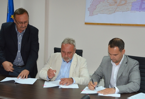 K�zdiv�s�rhelyi tan�gyi int�zm�nyek energetikai rehabilit�l�sa - K�zdiv�s�rhely polg�rmestere, Bokor Tibor h�rom finansz�roz�si szerződ�st �rt al� a Region�lis Operat�v Program 3.1. B fő�ga keret�ben Gyulafeh�rv�ron, 2018. augusztus 21-�n, kedden. Az el�lj�r� sajt�t�j�koztat� keret�ben ismertette a szerződ�sek r�szleteit, amelyek h�rom tan�gyi int�zm�ny energetikai rehabilit�l�s�t c�lozz�k.

A h�rom projekt �ssz�rt�ke 5,4 milli� lej, amelyet a Csipker�zsika napk�zi, a Benedek Elek utcai �voda-b�lcsőde �s a Tur�czi M�zes-iskola kap. Az int�zm�nyek energetikai rehabilit�l�sa jobb tanul�si k�r�lm�nyeket biztos�t t�bb mint 650 gyerek sz�m�ra - emelte ki Bokor. A befektet�sek nyom�n cs�kkenni fog az �p�letek fenntart�si k�lts�ge, a megtakar�tott �sszeget pedig egy�b, a k�z jav�t szolg�l� c�lokra lehet majd k�lteni.

A Csipker�zsika napk�zi rehabilit�l�s�ra előir�nyozott p�ly�zat �ssz�rt�ke 1.090.094,86 lej, a vissza nem t�r�tendő t�mogat�s �rteke 1,013944,54 lej, �nr�sz 20692,75 lej. A tervezett munk�k k�z�tt szerepel a tetőjav�t�s, a technikai pince tetőr�sz�nek szigetel�se, a f�ldszint padl�j�nak cser�je, hőszigetel�se, az �p�let k�lső falainak szigetel�se, �j fűt�srendszer, fotovoltaikus pan�k felszerel�se, az �p�let vil�g�t�testeinek cser�je nagyobb hat�sfok�, LED energiasp�rl�s vil�g�t�testekkel, rekuper�ci�s ventillaci� rendszer felszerel�se, k�lső, biztons�gi kij�rat fel�ll�t�sa, vill�mh�r�t�, hő�ll� ajt� �s fogyat�kkal rendelkezőknek bej�rat fel�ll�t�sa. A munk�latokat 2019 december�ben kell befejezni.

A Benedek Elek utcai napk�zi-b�lcsőde energetikai rehabilit�l�s�r�l sz�l� p�ly�zat �ssz�rt�ke 1.956.400,08 lej, a vissza nem t�r�tendő t�mogat�s �rteke 1.816.931,06 lej, �nr�sz 37.080 lej. A tervezett munk�k k�z�tt szerepel az �p�let tetőr�sz�nek fel�j�t�sa, padl�j�nak szigetel�se, 40 darab fotovoltaikus elem felszerel�se saj�t haszn�latra t�rt�nő energiatermel�sre, a fűt�srendszer teljes fel�j�t�sa, az �p�let k�lső falainak hőszigetel�se, rekuperat�v ventill�ci�s rendszer, �j, hat�kony LED vil�g�t� rendszer felszerel�se, ablakok cser�je, esőv�zgyűjtő-rendszer fel�j�t�sa. A f�ldszinti bej�r�s megk�nny�t�s�re a termek egy r�sz�t �jraosztj�k. 2020 janu�rj�ban kell a munk�latokat befejezni.

A Tur�czi M�zes �ltal�nos Iskola energetikai rehabilit�l�s�r�l sz�l� p�ly�zat a legnagyobb a most al��rt h�rom p�ly�zat k�z�l, �ssz�rt�ke 2.520.059,43 lej, amiből vissza nem t�r�tendő t�mogat�s 2.333.578,44 lej, �nr�sz 47.624,05 lej. A tervezett munk�k k�z�tt szerepel a padl�s szigetel�se, a tető �s az esőv�zgy�jtő-rendszer fel�j�t�sa, a k�lső falak hőszigetel�se, a fűt�srendszer fel�j�t�sa, mechanikus, rekuper�ci�s ventill�ci�s rendszer felszerel�se, 78 fotovoltaikus elem fel�ll�t�sa, a f�ldszinti oszt�lytermek padl�j�nak fel�j�t�sa hőszigetelő anyaggal, magas hat�konys�g�, energiasporl� LED vil�g�t�testek felszerel�se, belső hidr�ntrendszer l�tes�t�se, valamint tűzv�delmi szempontb�l fontos a  l�pcsőh�zat az emeletektől elz�r� ajt�k felszerel�se. A munk�latokat 2020-ban kell befejezni. 