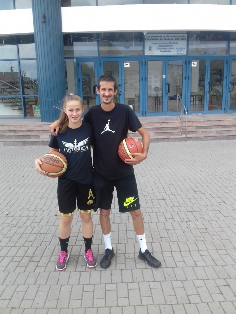 Bara N�meth Be�ta a legifjabb v�logatott kos�rlabd�z�nk - A 2005-ben sz�letett l�nyok sz�m�ra tartott egy edzőt�boroz�st a Rom�n Kos�rlabda sz�vets�g augusztus 19-25 k�z�tt Brass�ban.

Harminc kisl�ny kapott megh�v�t ennek a koroszt�lynak az első felm�rőj�re az eg�sz orsz�g ter�let�ről.

Bara N�meth Be�ta imm�r a m�sodik berecki tehets�ges kos�rlabd�z� Biszak Bogl�rka ut�n, aki ifj�s�gi v�logatotts�gig jutott.

Be�ta 2005 j�lius 11-�n sz�letett �s a KSE berecki szatelit csapat�ban kezdett el kos�rlabd�zni Minescu J�nos ir�ny�t�s�val. Onnan a 2017-2018-as szezonba az NMSK U14-es csapat�ba igazolt, ahol Farkas Alp�r ir�ny�t�s�val hamar integr�l�dott �s a csapata egyik legmeghat�roz�bb j�t�kosa lett.  

Az U14-es v�logatott n�vsora
Milas Lorena- CSS Crisu Oradea
Rosu Diana - Rookies Oradea 
Fagarasanu Alexia - Rookies Oradea 
Vatca Iulia - Bega Timisoara
Fanata Ioana - CSS Gloria Arad
Iacob Miruna - Iris Iasi
Sirbu Bianca - CS Phoenix Galati
Duta Alice - CS Phoenix Galati
Iftene Mara - Css4
Ghinea Catinca - Css4
Niculescu Alessia - CSS4
Constantinescu Ana - CSS Ploiesti
Panait Mihaela - Olimpia
Oinaru Sorina - Olimpia
Stanescu Maria - Olimpia
Leonte Adelina - CSS 5
Gavriloaia Irina - Sportul Studentesc
Bucur Alexia - Sportul Studentesc
PREDA VANESSA - Sportul Studentesc
Bostan Andra - Sportul Studentesc
Posoiu Alexia - Sportul Studentesc
Anisia Puscasu - Sportul Studentesc
Stoian Ana - ACS Champions
Moga Oana - ACS Gladius Tg Mures
Oancea Antonia - ACS Gladius Tg Mures
Iancu Raluca - ACS Gladius Tg Mures
Koblos Evelyn - ACS Gladius Tg Mures
David Ioana - CSU Brasov
Pop Ana - Roth Baia Mare
Bara N�meth Be�ta - CSS Nagy M�zes