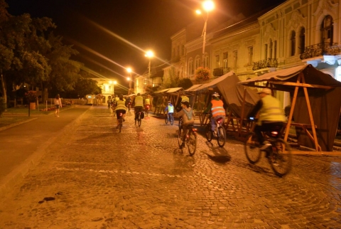 Esti ker�kp�ros felvonul�sra ker�lt sor - Augusztus 29-�n a Z�ld Nap Egyes�let partners�gben a Sportirod�val Bring�zz az �jszak�ban c�mmel egy rendhagy� v�rosi ker�kp�rt�r�t szervezett a c�hes v�rosban. Az esti �r�kban t�rt�nő bicikliz�s sor�n a t�bb mint hatvan r�sztvevő bring�s azzal a c�llal gyűlt �ssze, hogy demonstr�lja a l�that�s�g �s az �szlelhetős�g fontoss�g�t. Az esem�nyen k�sz�lt fot�k az egyes�let Facebook oldal�n tekinthetőek meg.

A ker�kp�ros akci�n val� r�szv�tel felt�tele az volt, hogy a bicikli a KRESZ-szab�lyoknak megfelelően legyen kivil�g�tva, a ker�kp�ros �lt�zete pedig megfeleljen. Mint tudjuk s�t�tben, kellő vil�g�t�s n�lk�l l�thatatlanok vagyunk. Ez nem csak saj�t magunk �let�t vesz�lyezteti, hanem m�sok�t is �s nem utols� sorban a t�rv�ny tiltja az �jszakai ker�kp�roz�st megfelelő kivil�g�t�s hi�ny�ban. Szerda este a regisztr�ci�t k�vetően a Senso KFT tulajdonosa az �jszakai l�that�s�gi felszerel�sekről tartott bemutat�t, melyeket a r�sztvevők ki is pr�b�lhattak. A teker�st ut�n a bring�sok visszat�rtek a Sportcsarnok melletti t�rre ahol az előre feliratkozott r�sztvevők k�z�tt trik�kat, k�nyveket, l�mp�t �s kisebb j�t�kokat sorsoltak ki. A legfiatalabb tekerő S�rk�ny Rebeka volt (6 �ves), m�g a legidősebb Ferencz G�bor a maga 82 esztendej�vel. Az esem�nyen sz�p sz�mban k�pviseltette mag�t a KSE ker�kp�r szakoszt�lya �s a Kendu Egyes�let tagjai is. 

A rendezv�ny a Bethlen G�bor Alapkezelő Zrt �s az Erasmus+ program r�szt�mogat�s�val val�sult meg.

Szerző: R�duly Attila

Fot�: Elena Ershova