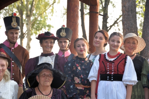 Z�ld Naposok az id�n is időutaztak a XIX. sz�zadba - A K�zdiv�s�rhelyi Nők Egyes�lete �s a Gy�ngy�s V�ros Bar�tainak K�re augusztus 31-�n nyolcadik alkalommal szervezte meg az előző �vekben nagy sikernek �rvendő 19. sz�zadi piaci k�rk�pre keresztelt rendezv�nyt. A korhű ruh�t viselő nőkh�z a Z�ld Nap Egyes�let �nk�ntesei az id�n is csatlakoztak, a fi�k a 15. sz�kely hat�rőr gyalogezred egyenruh�j�t viselt�k, az orosz �s a spanyol EVS �nk�ntesek pedig hagyom�nyos ruh�t �lt�ttek magukra. Az esem�nyen k�sz�lt fot�k az egyes�let Facebook oldal�n tekinthetőek meg. 

A huszonnyolc fős csapat v�gigs�t�lva a G�bor �ron t�ren �s a Petőfi S�ndor utc�n a Moln�r J�zsi�s parkban levő zenepavilonhoz vonult, ahol J�n� Kinga a Bod P�ter Tan�t�k�pző v�gzős di�kja n�pdalokkal z�rta a szinvonalas esem�ny hangulat�t. 

Fot�: Derzsi Katalin