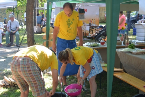 Pity�kafesztiv�l a multikulturalit�s jegy�ben - Az elm�lt �vekhez hasonl�an id�n is nagy n�pszerűs�g �vezte a K�zdiv�s�rhelyi �s K�rny�kbeli V�llalkoz�k Egyes�lete �ltal  IX. alkalommal megszervezett pity�kafesztiv�lt. A szeptember 1-ei rendezv�nyre szok�s�hoz h�ven a Z�ld Nap Egyes�let is benevezett, ahol a h�t első hely k�z�l az egyiket kapta meg. A rendezv�nyen k�sz�lt fot�kat megtekinthetik itt.

A benevezett tizenn�gy csapat � egyes�letek, c�gek, testv�rv�rosok k�ld�ttei, bar�ti t�rsas�gok � t�bbs�ge az �st�ket r�szes�tette előnyben a főz�sn�l. Id�n is mindent megtettek a pity�kafesztiv�l r�sztvevői, hogy �tletes �s j� ked�lyű elnevez�ssel, lelem�nyes t�lal�ssal h�vj�k fel az �ltaluk elk�sz�tett pity�k�s finoms�gra a zsűri figyelm�t. �sszess�g�ben t�bb sz�z h�romsz�ki l�togatott ki a Moln�r J�zsi�s parkban megszervezett szabadt�ri rendezv�nyre. A t�bb főből �ll� zsűri pontozta a benevező csapatok �lt�zet�t, j� hangulatot, a hozz�val�k elők�sz�t�s�t, az �telk�sz�t�st �s az asztald�sz�t�st is. Az előzetesen benevezők sz�m�ra a �h�zi feladat� a k�z�s krumpli kompoz�ci�k elk�sz�t�se volt, melyek receptj�t nem hat�rozt�k meg. A csapatok az id�n is otthonr�l hozt�k a hidegt�lakat, a s�tem�nyeket, a savany�s�got, a fűszert, az �sv�nyvizet, a p�link�t, a bort �s az asztald�sz�t�st. A Z�ld Nap Egyes�let csapat�t a szervezet eln�ke R�duly Attila, titk�ra Szab� Attila, tagja K�nya L�szl�, az oroszorsz�gi Elena Ershova �s a spanyol Carmen Gallardo EVS �nk�ntes alkotta. Elő�telk�nt az orosz recept szerint k�sz�lt Rafaell�t t�lalt�k, melyet a spanyol Estofado fő�tel k�vetett. Ezt koron�zta meg a desszert, melynek alapj�t di� �s krumpli k�pezte �s melyet a Kauk�zus egyik gy�ngyszem�ből �rm�nyorsz�gb�l hozott alma �kes�tett. A d�sz�t�sben fontosnak tartott�k az �jrahasznos�t�s valamint a k�rnyezettudatoss�g n�pszerűs�t�s�t is, �gy minden egyes asztalra ker�lt elem ennek a jegy�ben lett elk�sz�tve az �nk�ntesek valamint az egyes�let tags�ga �ltal.

A benevezett csapatok olyannyira erős mezőnyt k�peztek, hogy a n�gy tag� zsűri k�ptelenek voltak egy győztest v�lasztani. Ez�rt �gy d�nt�ttek, hogy id�n csak csak k�t helyez�st osztanak ki, elsőt �s m�sodikat. �gy h�t csapat r�szes�lt m�sodik valamint h�t csapat első d�jban. A Z�ld Nap Egyes�let Friends of the environment csapata pedig az előkelő csapatok k�z�tt az egyik első helyez�st tudhatta mag��nak.

K�sz�nj�k, hogy id�n is r�szt vehett�nk

Fot�: Derzsi Katalin �s R�duly Attila