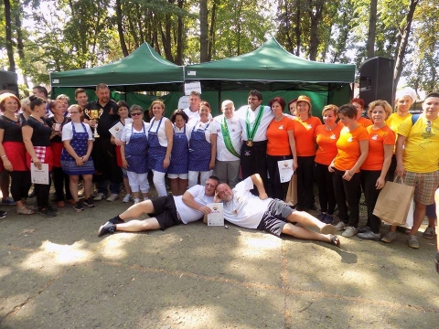 Első helyen a K�zdiv�s�rhelyi Nők Egyes�lete a 2018-as Pity�ka Fesztiv�lon - Pity�kafesztiv�lt szerveztek K�zdiv�s�rhelyen, a Moln�r J�zsi�s parkban. A K�zdiv�s�rhelyi Napok keret�ben egy gasztron�miai rendezv�nyre ker�lt sor, ahol a versenyzők k�sz�tm�nyeik alapanyagak�nt k�telezően pity�k�t (krumplit) haszn�lhatnak, �teleiket bogr�csban kell elk�sz�ts�k. A hagyom�nyos receptek alapj�n elk�sz�lt �zletes �teleket az �rt�kel�s ut�n a l�togat�k is megkost�lhatt�k.

Első helyen v�gzett a 2018-as Pity�ka Fesztiv�lon a K�zdiv�s�rhelyi Nők Egyes�lete.

Gratul�lunk asszonyainknak!