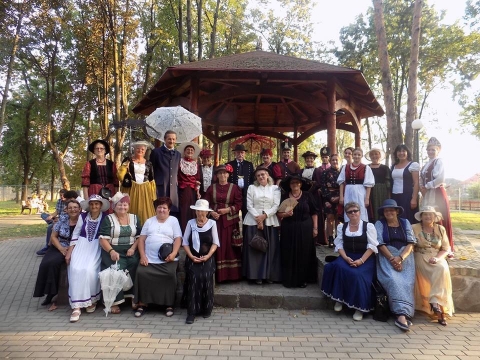 Visszas�t�ltunk az időben a XIX.sz�zadba! - Visszas�t�ltunk az időben a XIX.sz�zadba!

Megalakul�sunk 10. �vfordul�j�n, a jubileumi �nnep�ly ut�n, hetedik alkalommal tett�nk V�s�ri s�t�t korhű ruh�kban, egyes�let�nk tagjaival a Sokadalmi forgatagba! Vel�nk tartottak ez alkalommal is Gy�ngy�s V�ros Bar�tainak K�re �s a Z�ld Nap Egyes�let tagjai kornak megfelelő �lt�zetben �s korz�z�shoz illő tart�ssal, m�lt�s�ggal.

A sokadalom v�s�rosaira �s a főt�ri forgatag j�r�-kelőire is �thull�mzott e kor, belől�nk �rad� hangulata �s mosollyal,tapssal fogadt�k kis csoportunkat!

S�t�nk a Moln�r J�zsi�s Parkban fejeződ�tt be, ahol J�n� Kinga di�kl�ny sz�p n�pdalaival tette m�g hangulatosabb� az 'időutaz�st'.

K�sz�nj�k minden r�sztvevőnek e sz�p delut�nt, a k�z�s s�t�t!