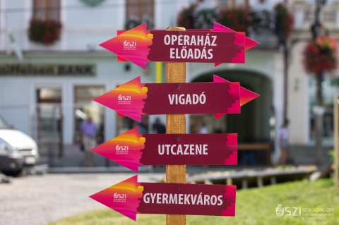 Gazdag �rt�ksz�ret � v�get �rt a k�zdiv�s�rhelyi Őszi Sokadalom - Gazdag �rt�ksz�ret � v�get �rt a k�zdiv�s�rhelyi Őszi Sokadalom

https://www.kezdi.info/documents/kezdi_info_document_4401.jpg

Az eddigi legsikeresebb Őszi Sokadalom zajlott az elm�lt h�ten K�zdiv�s�rhelyen. A sz�nes, minden koroszt�lyt megsz�l�t� programok �s a kellemes, ny�rv�gi időj�r�s sok �rdeklődőt csalogattak a c�hes v�ros k�zpontj�ba. Az �tnapos rendezv�ny ny�zsgő forgatag�ban mindenki tal�lhatott kedv�re val� időt�lt�st, �s ism�t bebizonyosodott, hogy az �rt�ksz�retre val�ban van ig�ny.

https://www.kezdi.info/documents/kezdi_info_document_4402.jpg

Sz�nes, hangulatos kavalk�d

Minden eddigin�l sz�nesebb, hangulatosabb kavalk�d fogadta id�n a G�bor �ron t�rre kil�togat�kat, a szervezők �j dekor�ci�s elemekkel, �jragondolt terekkel tett�k otthonoss� a rendezv�ny helysz�neit. A kor�bbi �vekből m�r megszokott sz�nes esernyők �s a �K�zdiv�s�rhely� betűinstall�ci� mellett, �jdons�got jelentett az a k�t, vir�gokkal d�sz�tett hinta, amelyeket a főt�ri park egyik f�j�ra r�gz�tettek, �s a legn�pszerűbb fot�-helysz�nnek bizonyultak. A helysz�nek k�z�tti eligazod�st sz�nes �tbaigaz�t� t�bl�k seg�tett�k, hogy biztosan mindenki megtal�lja a k�v�nt programot. 

https://www.kezdi.info/documents/kezdi_info_document_4403.jpg

Folyamatos volt a ny�zsg�s a hagyom�nyos termelők �s k�zművesek standjain�l, ahol t�bb mint nyolcvan �rus k�n�lta port�k�j�t. A v�laszt�k itt is sz�nes volt, t�bbek k�z�tt �kszereket, d�szt�rgyakat, haszn�lati �s ruh�zati cikkeket lehetett beszerezni, �gy mindenki vihetett haza valamilyen v�s�rfi�t. N�pszerűek voltak a főt�rre vezető utc�kon fel�ll�tott lacikonyh�k �s �tel�rus�t� egys�gek is, ahol el�rhető �ron lehetett megv�s�rolni az enni- �s innival�t.

https://www.kezdi.info/documents/kezdi_info_document_4404.jpg

Programok kicsiknek �s nagyobbaknak

Rendk�v�l n�pszerű volt az id�n m�g nagyobb ter�leten berendezett gyermekv�ros, a Cs�kos, p�tty�s, kock�s gyermekek tere. A Gyulafeh�rv�ri Caritas Szoci�lis �gazata sz�mos �gyess�gi j�t�kkal �s kreat�v műhellyel v�rta a kicsiket, akik j�ttek is sz�p sz�mban, gyakorlatilag telth�zas volt a rendezv�ny.

https://www.kezdi.info/documents/kezdi_info_document_4414.jpg

https://www.kezdi.info/documents/kezdi_info_document_4405.jpg

Kellemes kis o�zis volt a v�s�ri forgatagban a K�zdiv�s�rhelyi Ifj�s�gi Szervezet �ltal l�trehozott Ifj�s�gi t�r, ahol p�ntektől vas�rnapig v�ltozatos t�m�j� előad�sokon, besz�lget�seken, sz�rakoztat� programokon lehetett r�szt venni. A legn�pszerűbbnek a Sapientia EMTE Cs�kszeredai Kara �ltal bemutatott tudom�nyos k�s�rletek, dr. K�d�r Magor �nm�rk�z�sr�l tartott előad�sa, illetve az RMDSZ Nőszervezete �ltal ind�tott Nők Elleni Erőszak Elleni Mozgalom (NEEEM) bemutat�ja bizonyult.

https://www.kezdi.info/documents/kezdi_info_document_4407.jpg

Zene az udvarban, a t�ren, a parkban

A Borudvarba bet�rők minős�gi erd�lyi borokat k�stolhattak meg, n�pzenei �s n�pt�nc műsorokat tekinthettek meg, de volt divatbemutat�, jazzkoncert �s k�nyvbemutat� is, amelyek sok �rdeklődőt vonzottak. Szombaton �s vas�rnap t�bb �r�n �t utcazene tette hangulatosabb� a főt�ri korz�z�st. A Hit Factory, a Lunar Acoustic Trio, a Milli� R�zsasz�l, az Old Bumer�ng �s az Imette zenekarokra sokan voltak k�v�ncsiak, de a legnagyobb sikert a 10 �ves Tof�n Maj�val kieg�sz�lt The Crazy Plumbers aratta.

https://www.kezdi.info/documents/kezdi_info_document_4408.jpg

K�ső est�nk�nt az elektronikus zene ker�lt előt�rbe az Urbaniz� bulikon. A Moln�r J�zsi�s parkban fel�ll�tott party s�torban Sllash & Dope, Mano & Azteca, Levitation, Grid, Dj Shiver, Nick Havsen �s PDBR gondoskodott a hajnalig tart� sz�rakoz�sr�l.

https://www.kezdi.info/documents/kezdi_info_document_4409.jpg

Kult�ra �s egy�b programok

A kult�ra ir�nt �rdeklődők a Vigad� Művelőd�si H�z, a B�r� Wessel�nyi Mikl�s V�rosi K�nyvt�r �s az Incze L�szl� C�ht�rt�neti M�zeum programjai k�z�l v�logathattak. T�bbek k�z�tt k�nyvbemutat�k, filmvet�t�sek, ki�ll�t�smegnyit�k, előad�sok, gyermekfoglalkoz�sok biztos�tott�k a kultur�lis felt�ltőd�st.

https://www.kezdi.info/documents/kezdi_info_document_4410.jpg

A Moln�r J�zsi�s parkban a hagyom�nyoss� v�lt Pity�kafesztiv�l zajlott, a Koszt�ndi Gal�ri�ban a k�zdiv�s�rhelyi ipari parkokr�l �rtekeztek, a Gyűjtem�nyek h�z�ban pedig pap�rszalv�ta, k�rtyanapt�r �s telefonk�rtya ki�ll�t�st �s v�s�rt lehetett l�togatni. A k�zdiv�s�rhelyi Nők Szervezete XIX. sz�zadi korhű ruh�kban vonult fel a főt�ren.

https://www.kezdi.info/documents/kezdi_info_document_4411.jpg

Nagy t�meget vonzottak a koncertek

A legnagyobb �rdeklőd�s term�szetesen id�n is a sz�npadi koncerteket �vezte, minden este t�bb ezer n�ző volt k�v�ncsi a helyi, k�rny�kbeli �s magyarorsz�gi előad�k műsor�ra. P�nteken a hagyom�nyokhoz h�ven a Tanul�k Klubja mazsorettcsoportjainak �s f�v�szenekar�nak fell�p�se nyitotta meg a v�rosnapokat, majd a t�bb �vtizedes m�ltra visszatekintő Iris �s Pokolg�p zenekarok sz�rakoztatt�k a kem�nyebb műfajok kedvelőit. Az est�t a Magashegyi Underground alternat�v dallamai z�rt�k, a cs�kszentm�rtoni sz�rmaz�s� Bocskor B�borka �nekesnő k�zvetlens�g�vel var�zsolta el a k�z�ns�get. 

https://www.kezdi.info/documents/kezdi_info_document_4412.jpg

Szombaton a helyi �vod�k �s iskol�k zen�s, t�ncos műsora nyitotta a sort, majd a sepsiszentgy�rgyi Mano & Friends adott elő ismert nemzetk�zi �s magyar sl�gereket. Az idei v�ros�nnep sz�nfoltj�t a Magyar �llami Operah�z �ltal előadott Donizetti: Szerelmi b�jital c�mű előad�s jelentette, amely a G�rd�lő Opera Sz�kelyf�ld turn� keret�ben jutott el K�zdiv�s�rhelyre, �s nagy sikernek �rvendett a k�z�ns�g k�r�ben. A napot Feh�rv�ri G�bor Alfr�d, azaz Freddie koncertje �s T�r�k Csongor tűzzsonglőr produkci�ja z�rta, ut�bbi a K�zdiv�s�rhelyi Ifj�s�gi Szervezet megh�v�s�ra �rkezett.

https://www.kezdi.info/documents/kezdi_info_document_4413.jpg

Vas�rnap Sim� Annam�ria �s zenekara meleg�tette be a k�z�ns�get, majd a Cs�k zenekar n�pzenei műsora t�lt�tte meg a sz�npad előtti teret. A koncertek sor�t R�zsa Magdi l�tv�nyos, pirotechnikai elemekkel tűzdelt műsora z�rta, amelyben a l�rai hangv�telű dalok keveredtek a lend�letesebb szerzem�nyekkel. Az idei Őszi Sokadalom tűzij�t�kkal �rt v�get.
Farkas �ron