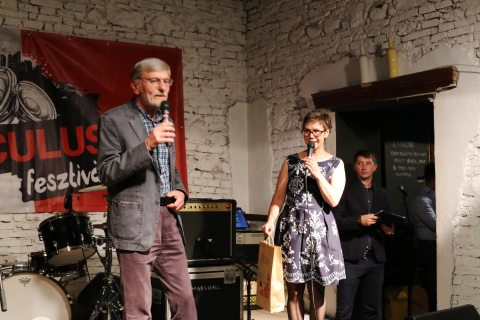 Tehets�ges fiatal zen�szek vehett�k �t a 6. SICULUS fesztiv�l d�jait - Tehets�ges fiatal zen�szek vehett�k �t a 6. SICULUS fesztiv�l d�jait

�nnep�lyes keretek k�zt zajlott szombat este a 6. SICULUS fesztiv�l d�j�tad� g�laműsora.
Szeptember 6-8. k�z�tt megszervezett h�rom napos Sz�kelyudvarhelyhez k�tődő rendezv�ny előzm�nye, az 1970-1973-as �vekben n�gy alkalommal megtartott, majd 1990-ben m�g egy alkalommal fel�j�tott kiad�sa jogosan tekinthető a hazai magyar k�nnyűzene b�lcsőj�nek. 

Ma is hi�nyp�tl� az olyan nyilv�nos f�rum, amely a jelen pillanatban k�lf�ldi rendezv�nyekre k�nyszer�lt zen�szeink, �nekeseink sz�m�ra itthon teremti meg a seregszeml�t, a bemutatkoz�s �s elismer�s lehetős�g�t. 

A szombat esti d�jkioszt� �nneps�g r�sztvevőit Sz�kelyudvarhely Megyei Jog� V�ros Polg�rmesteri Hivatala r�sz�ről Orb�n �rp�d alpolg�rmester k�sz�nt�tte, majd Boros Zolt�n, a SICULUS zsűri tiszteletbeli eln�ke, zeneszerző, rendező, a Rom�n Telev�zi� Magyar ad�s�nak volt zenei szerkesztője �sszegezte az idei fesztiv�lon szerzett tapasztalatait, tanuls�gait, �rt�kelte a zsűri munk�j�t. A 6. SICULUS fesztiv�l zsűrij�ben dolgozott: Bal�zs Imre J�zsef Kolozsv�ron �lő, Sz�kelyudvarhelyen sz�letett k�ltő, irodalomkritikus, szerkesztő, irodalomt�rt�n�sz, a KORUNK kor�bbi főszerkesztője, Butu Arnold, a Palma Hills egy�ttes frontembere, Dancs �rp�d Zsolt sepsiszentgy�rgyi rendezv�nyszervező �s lemez kiad�, Orosz P�l Levente r�di�s szerkesztő, a Transylvanium dalszerzője �s �nekese, Vir�nyi Attila, jelenleg N�metorsz�gban �lő nagyv�radi sz�rmaz�s� zen�sz, a Metropol egy�ttes vezetője, Zilahi Csaba, a Kolozsv�ri R�di� zenei szerkesztője, az erd�lyi git�rt�borok egyik kezdem�nyezője �s szervezője. T�bbek v�lem�nye: az idei versenyfesztiv�l egyik fő nyerem�nye ennek a zsűrinek az szakmai munk�ja. A zenekarok bemutatkoz�s�t k�vető ki�rt�kelők el�rt�k a felsőfok� zene-eszt�tikai k�pz�s szintj�t. 

K�sz�ntő besz�det mondott Antal L�r�nt, az RMDSZ Hargita megyei szen�tora �s B�r� Barna Botond, Hargita Megye Tan�csa aleln�ke, az RMDSZ udvarhelysz�ki eln�ke, majd Imre G�borral, az Udvarhelysz�ki Ifj�s�gi Egyeztető Tan�cs (UIET) eln�k�vel k�z�sen �tny�jtott�k az UIET k�l�n d�j�t a marosv�s�rhelyi The Stonecrops egy�ttesnek, az 1.000 lejes v�s�rl�si utalv�nnyal az UIET �s a Comunitas alapitv�ny t�mogat�s�b�l. 

A legjobb hangszersz�list�nak j�r� SICULUS d�jat a sepsiszentgy�rgyi Luppinger Attila kapta, sz�m�ra zenei felv�tel �s videoklip k�sz�t�s�t aj�nlotta fel a Rom�n Telev�zi� Magyar Ad�s�nak szerkesztős�ge. A d�jat Mosoni Emőke főszerkesztő adta �t a tehets�ges fiatal git�rosnak. 

A Rom�n K�zszolg�lati Telev�zi� hagyom�nyosan �magyarad�sk�nt� ismert bukaresti sz�khelyű szerkesztős�ge m�diapartnerk�nt vett r�szt a sz�kelyudvarhelyen megrendezett Siculus erd�lyi magyar k�nnyűzenei fesztiv�lon. A rendezv�ny előzm�ny�t 1970-ben is az akkori magyar ad�ssal k�z�sen ind�tott�k �tj�ra az udvarhelyi szervezők, a fesztiv�l azonnal orsz�gos visszhangot keltett �s n�gy �ves műk�d�se alatt egy �j, fiatal muzsikus nemzed�k sz�letett a rock, pop �s folk műfaj�ban. 

A mai szerkesztős�g rendelkezik az erd�lyi magyar k�nnyűzene Siculus fesztiv�llal kezdődő �s 15 �vig tart� fel�vel�s�nek dokumentumaival, videofelv�teleivel �s zenei hangfelv�teleivel, amelyek egy r�sze lemezen is megjelent, �s a r�gi fesztiv�l ars poetic�j�hoz h�ven felv�llalja az eredeti erd�lyi magyar k�nnyűzene műfajainak a n�pszerűs�t�s�t nemcsak a telev�zi�ban, hanem saj�t honlapj�n �s vil�gszerte n�pszerű internetes lapokon (Youtube, Facebook stb.)

A Legjobb dalsz�veg�rt j�r� SICULUS-d�jat a gyergy�szentmikl�si Teddy Queen zenekar Zűrzavar c. dala nyerte el, az egy�ttes fell�p�si lehetős�get kapott a 2019. �vi Udvarhelyi V�rosnapokra, a Sz�kelyudvarhely V�ros Polg�rmesteri Hivatala felaj�nl�s�ra, valamint zenei felv�tel �s videoklip k�sz�t�s�t nyerte el a Rom�n Telev�zi� Magyar ad�sa megh�v�s�ra, tov�bb� 1.000 lejes v�s�rl�si utalv�nyt az Udvarhelysz�k Kultur�lis Egyes�lettől a Communitas Alap�tv�ny t�mogat�s�val. A d�jat Bal�zs Imre J�zseftől vehette �t a zenekar.

A legjobb szerzem�ny SICULUS d�j�t a sz�szr�geni Kentaurock egy�ttes A szabads�g rabjai c. dallal nyerte el, �s ők kapt�k a Legjobb �nekesnek j�r� SICULUS d�jat is, amelyet J�nosi Tam�s vehetett �t. Az egy�ttes megh�v�st kapott a 2019. �vi Udvarhelyi V�rosnapokra, a Sz�kelyudvarhely V�ros Polg�rmesteri Hivatala felaj�nl�s�ra, zenei felv�tel �s videoklip k�sz�t�s�t is lenyert�k a Rom�n Telev�zi� Magyar ad�sa szerkesztős�g�től, valamint  1000 lejes v�s�rl�si utalv�nyt a Hargita Megyei Hagyom�nyőrz�si Forr�sk�zpontt�l. Az �rt�kes d�jnyerem�nyeket Zilahi Csaba adta �t a zsűri r�sz�ről.

�s v�g�l, de nem utols�sorban a SICULUS NAGYD�J-j�t a gyergy�szentmikl�si 4S Street
zenekar nyerte el, ők megh�v�st kaptak a Kolozsv�ri Magyar Napokra a Kincses Kolozsv�r Egyes�lettől, valamint zenei felv�tel �s videoklip k�sz�t�s lehetős�g�t nyert�k a Rom�n Telev�zi� Magyar Ad�sa felaj�nl�s�ra, tov�bb� 2.000 lej �rt�kű v�s�rl�si utalv�nyt a Hargita Megyei Hagyom�nyőrz�si Forr�sk�zpontt�l, a d�jat Lőrincz Ildik�, a SICULUS-fesztiv�l főszervezője adta �t. 

A fesztiv�l ideje alatt sor ker�lt a Siculus szeml�re, a k�vetkező előad�sokkal �s előad�kkal:
Boros Zolt�n: A Siculus fesztiv�l, �s a zenei mozgalom, amit elind�tott 
Zilahi Csaba: Erd�lyi magyarock Siculust�l Siculusig
Bal�zs Imre J�zsef: Erd�lyi dalsz�vegkult�ra a beat-től a hard rockig
Demeter Csan�d: Fesztiv�lszervez�s a hetvenes �vek elej�n
Nov�k K�roly: Kaizler L�szl� 'patin�s' visszaeml�kez�se a Siculus fesztiv�lra - egykori r�di�s besz�lget�s
Mit tehet a m�dia ma az erd�lyi magyar k�nnyűzene �rdek�ben? - besz�lget�s Mosoni Emők�vel, Rom�n Telev�zi� bukaresti Magyar ad�sa főszerkesztőj�vel, Orosz-P�l Levent�vel, a Prima R�di� munkat�rs�val, Zilahi Csab�val, a Kolozsv�ri R�di� zenei szerkesztőj�vel k�zreműk�d�s�vel. 
Megny�lt a Kort�red�kek c. fot�ki�ll�t�s az egykori fesztiv�lok dokumentumfelv�teleivel, egy r�sze Marx J�zsef fot�riporter Ha�z Rezső M�zeumban őrz�tt k�peiből, m�s r�sze mag�nygyűjtem�nyekből, a ki�ll�t�s az elk�vetkező egy h�napban m�g megtekinthető a Felső G � 'Z�jg� falain.

Volt tov�bb� eml�kplakett-vat�s a Művelőd�si h�z oldals� l�pcsőlej�r�j�n�l, ahol SICULUS-os eml�keit Sz�p Gyula, a Kolozsv�ri Magyar Opera igazgat�ja, a Communitas Alap�tv�ny Művelőd�si Szaktest�let�nek eln�ke osztotta meg az �rdeklődőkkel, majd a Művelőd�si H�z koncertterm�ben az ArtPrinter K�nyvkiad� gondoz�s�ban megjelent J�zsa Erika: Beat-nemzed�k: A Metropol-sztori k�tet bemutat�j�ra is sor ker�lt, az 50 �ves Metropol t�rt�net�ről Vir�nyi Attil�val Boros Zolt�n besz�lgetett, k�zben sz�mos egykori Metropol felv�telt vet�tettek.

Koncertprogram: 
Felső G � 'Z�jg�-ben: Palma Hills (Sz�kelyudvarhely), Stoned (Budapest), Transylvanium (Sz�kelyudvarhely)
V�rosi Minifoci p�lya: az 50 �ves Metropol Group koncertje � ezzel z�rul a 6. SICULUS-fesztiv�l.

A 6. SICULUS fesztiv�l szervezői: Hargita Megyei Hagyom�nyőrz�si Forr�sk�zpont �s Hargita Megye Tan�csa
T�rsszervező: Udvarhelysz�ki Ifj�s�gi Egyeztető Tan�cs (UIET)
A rendezv�ny helysz�ne: Z�jG�
Kiemelt m�diapartner: A Rom�n Telev�zi� Magyar Nyelvű Ad�sa
Tov�bbi partnerek:
Sz�kelyudvarhely Megyei Jog� V�ros Polg�rmesteri Hivatala
Művelőd�si H�z, Sz�kelyudvarhely
Ha�z Rezső M�zeum, Sz�kelyudvarhely
Kolozsv�ri R�di� Magyar Ad�sa
Pr�ma R�di�
Udvarhelyi Fiatal F�rum (UFF)
Udvarhelysz�k Kultur�lis Egyes�let

T�mogat�k: Corvette Kft �s Bilaus Andr�s, az idei SICULUS tr�fe�k megtervezője �s kivitelezője, a fot�ki�ll�t�s l�trehoz�s�nak seg�tője, a Felső G � 'Z�jg� a helysz�n �s a konfer�l�s biztos�t�sa, Park Vend�glő protokoll felaj�nl�sa. K�sz�net a t�mogat�knak!
 
M�r most el lehet kezdeni k�sz�lni a j�vő �vi versenyfelh�v�sra! Az idei fesztiv�l minős�ge jelzi: �rdemes. A fesztiv�l szervezői ragaszkodnak az eredeti alapelvekhez, az erd�lyi fiatal egy�tteseknek, �nekeseknek szeretn�nek l�trehozni egy olyan fell�p�si lehetős�get, ahol vet�lkedhetnek m�s, ugyancsak erd�lyi muzsikusokkal, �s ami nagyon fontos, meghallgathatj�k a szak�rtő zsűri v�lem�ny�t, �szrev�teleit, teh�t val�di workshop seg�thetn� a tov�bbi fejlőd�s�ket. 

A j�vő �vi SICULUS fesztiv�l szervez�se tulajdonk�ppen a fesztiv�l ut�ni elemző megbesz�l�sen el fog kezdődni.